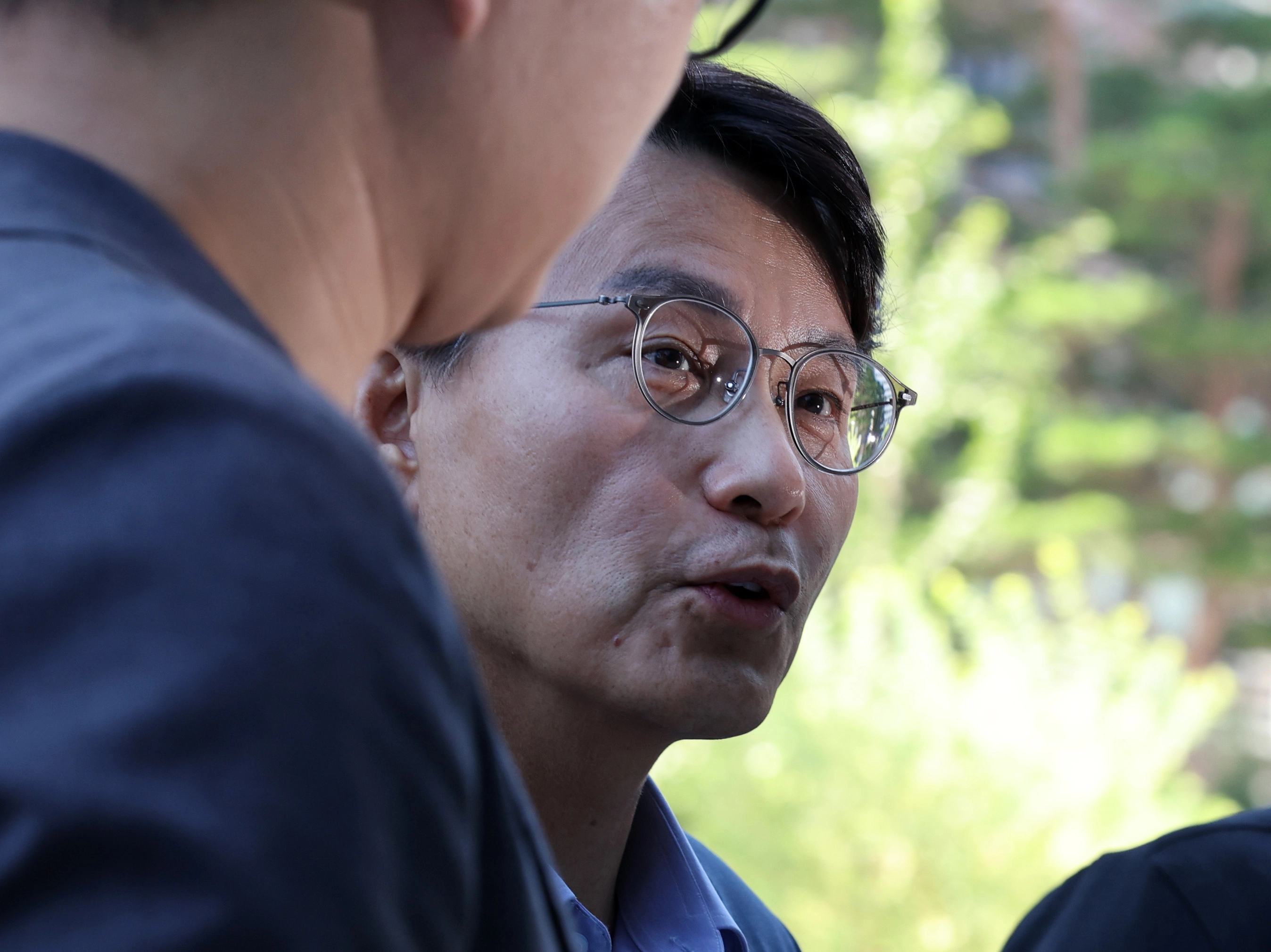 공천 개입 의혹 윤상현 의원, 특검 출석하며 취재진 질문에 답변  공천 개입 의혹을 받고 있는 윤상현 국민의힘 의원이 27일 오전 서울 종로구 김건희 특검팀(특별검사 민중기) 사무실에 출석하며 취재진의 질문을 받고 있다. 2025.07.27. 뉴시스