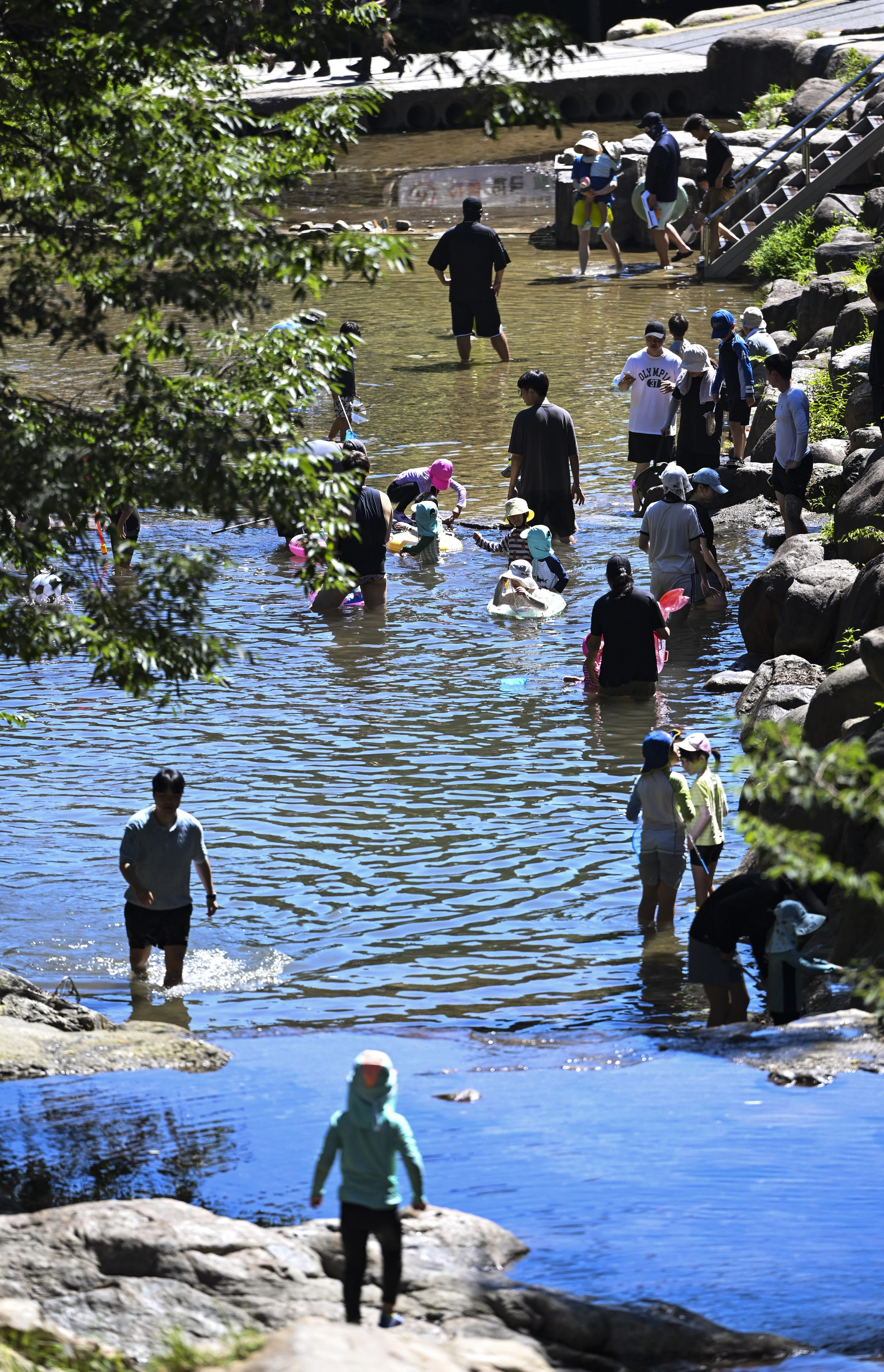 낮 최고기온이 37도 안팎까지 오르며 전국 대부분 지역에 폭염 경보가 발효된 27일 경기 과천시 과천향교 인근 계곡을 찾은 가족 단위 피서객들이 물놀이를 하며 시원한 한때를 보내고 있다. 2025.7.27 이지훈 기자