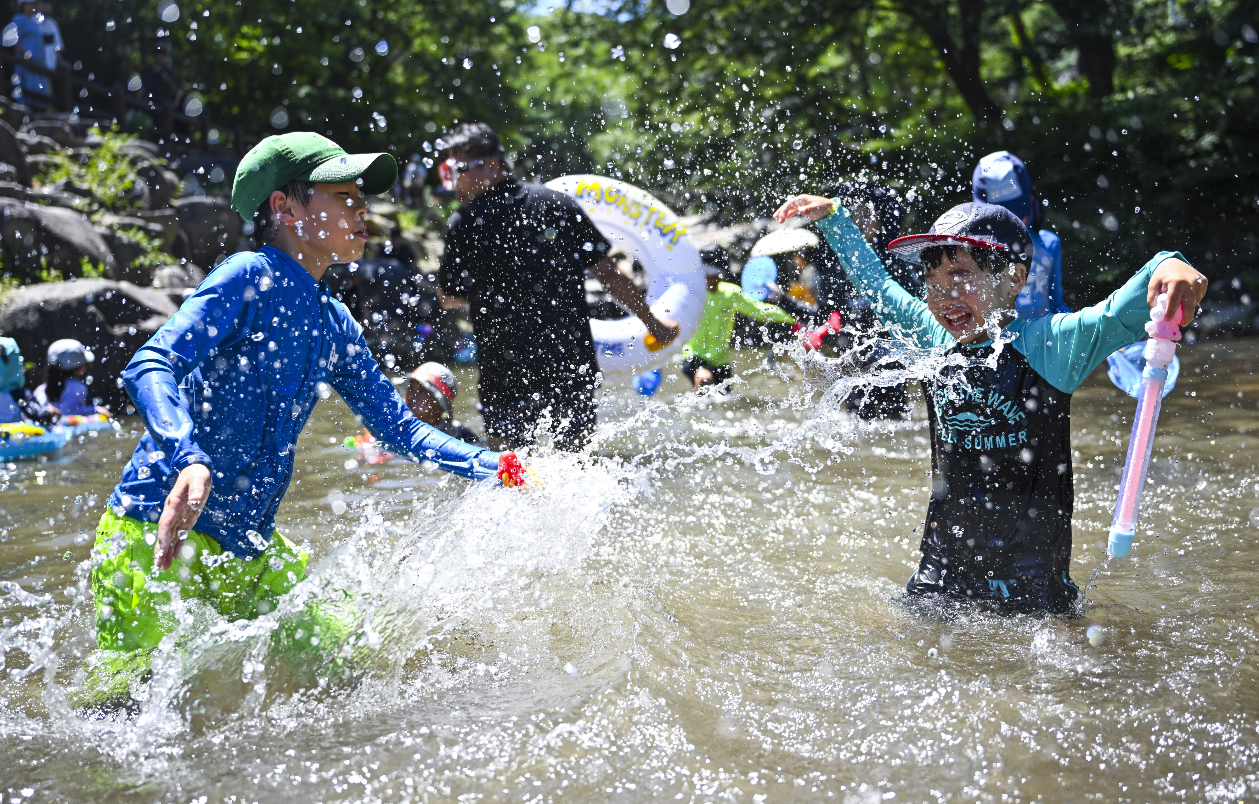 낮 최고기온이 37도 안팎까지 오르며 전국 대부분 지역에 폭염 경보가 발효된 27일 경기 과천시 과천향교 인근 계곡에서 어린이들이 물놀이를 하며 시원한 한때를 보내고 있다. 2025.7.27 이지훈 기자