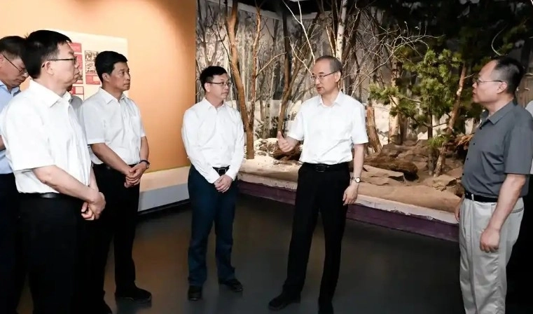 중국 지린성 근현대사 전시회 준비 작업을 시찰하는 황창(오른쪽 두번째) 당서기. 지린일보 캡처