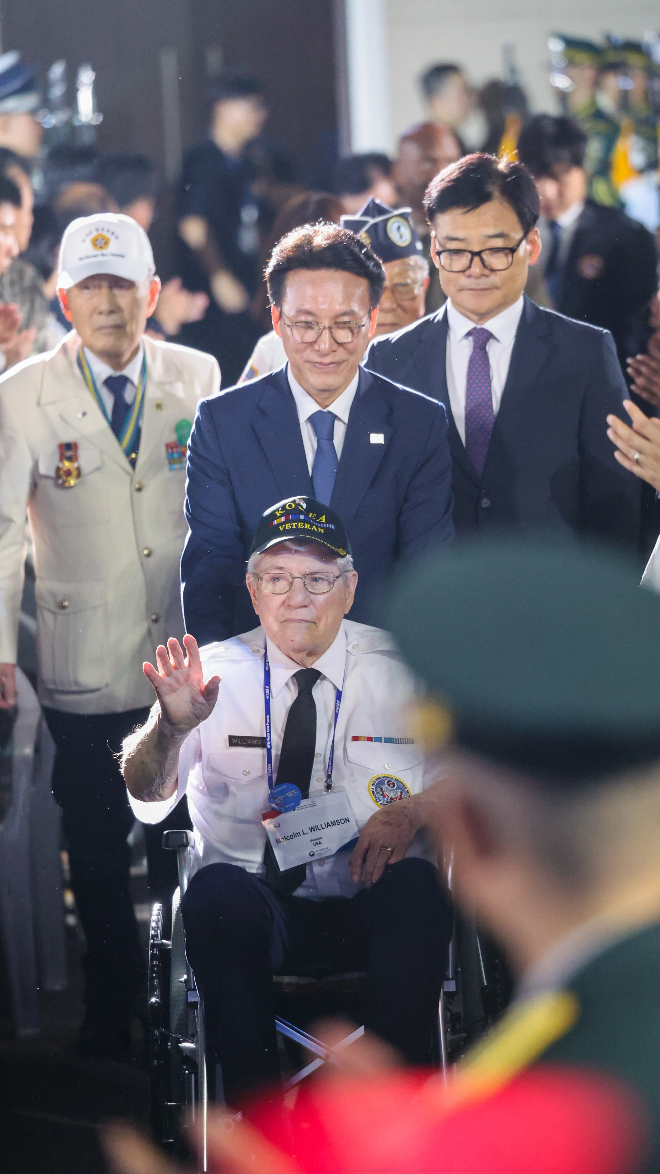 김민석 국무총리가 27일 경기 고양시 킨텍스에서 열린 유엔군 참전의 날 기념식에서 미 해군 소속으로 참전했던 말콤 린 윌리엄슨 용사의 휠체어를 밀며 입장하고 있다. 2025.7.27 국가보훈부 제공