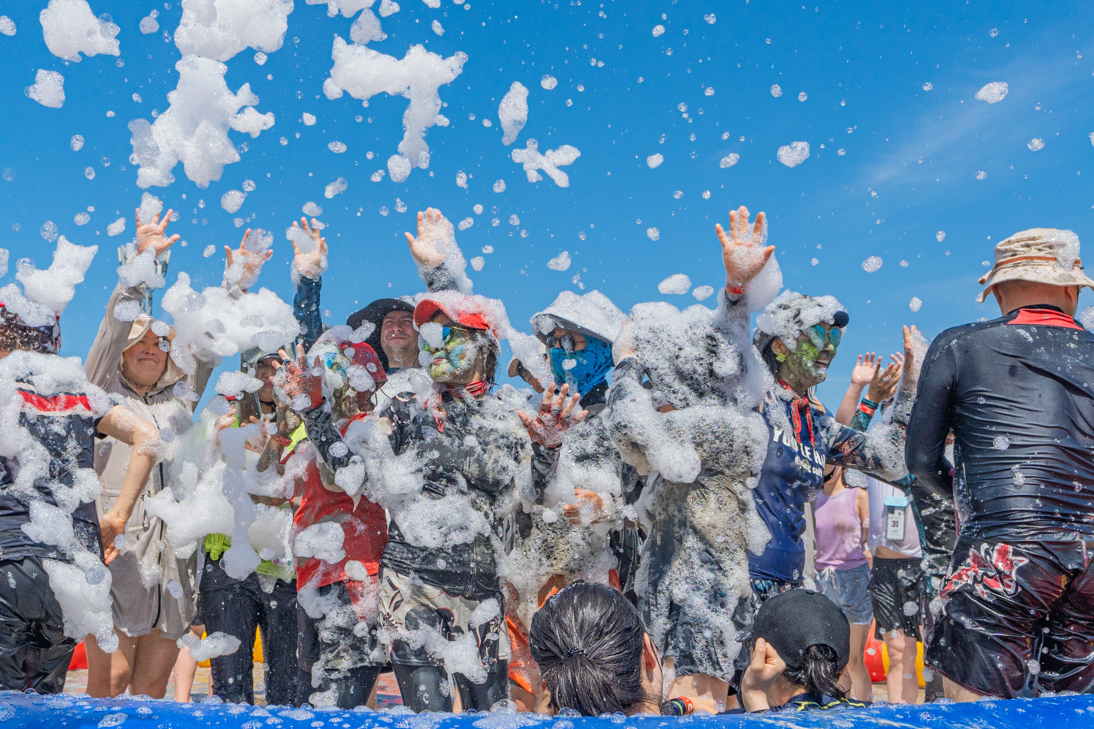 충남 보령 머드 축제 참가자들이 머드 체험행사를 즐기고 있다. 시 제공