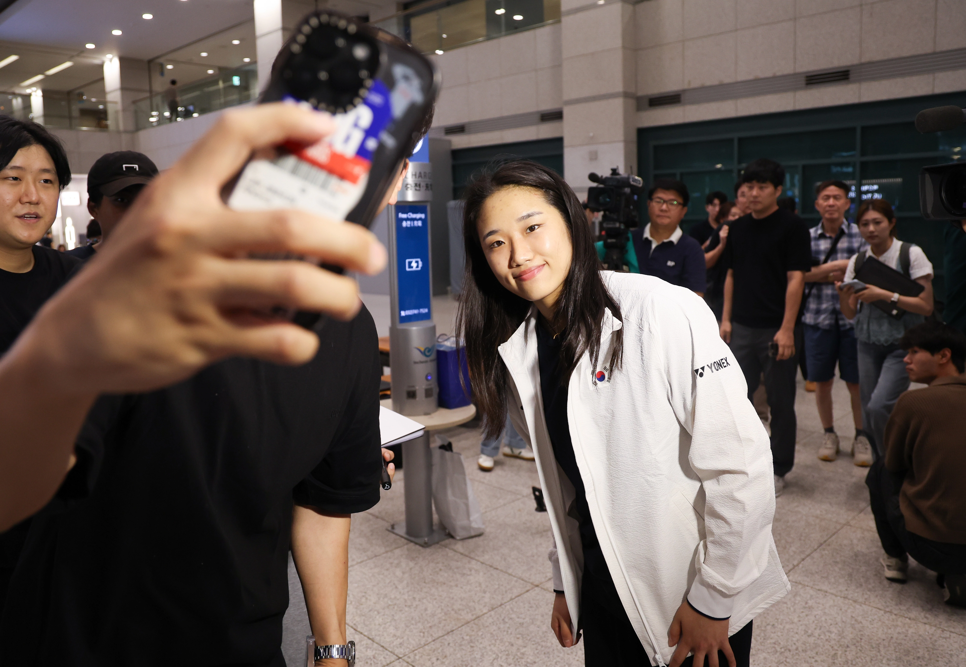 안세영, 팬과 셀카  ‘슈퍼 1000 슬램’에 도전했던 배드민턴 안세영이 28일 인천국제공항 제1여객터미널을 통해 귀국해 팬과 기념촬영을 하고 있다. 2025.07.28.  뉴시스