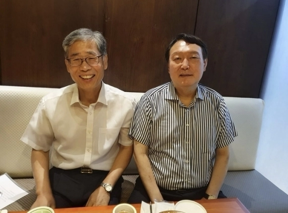 윤석열 전 대통령의 멘토로 알려졌던 신평(왼쪽) 변호사가 공정세상연구소 이사장이던 2021년 7월 자신의 페이스북에 당시 국민의힘 대선 후보이던 윤 전 대통령 지지를 밝히며 올린 사진. 신 변호사 페이스북 캡처