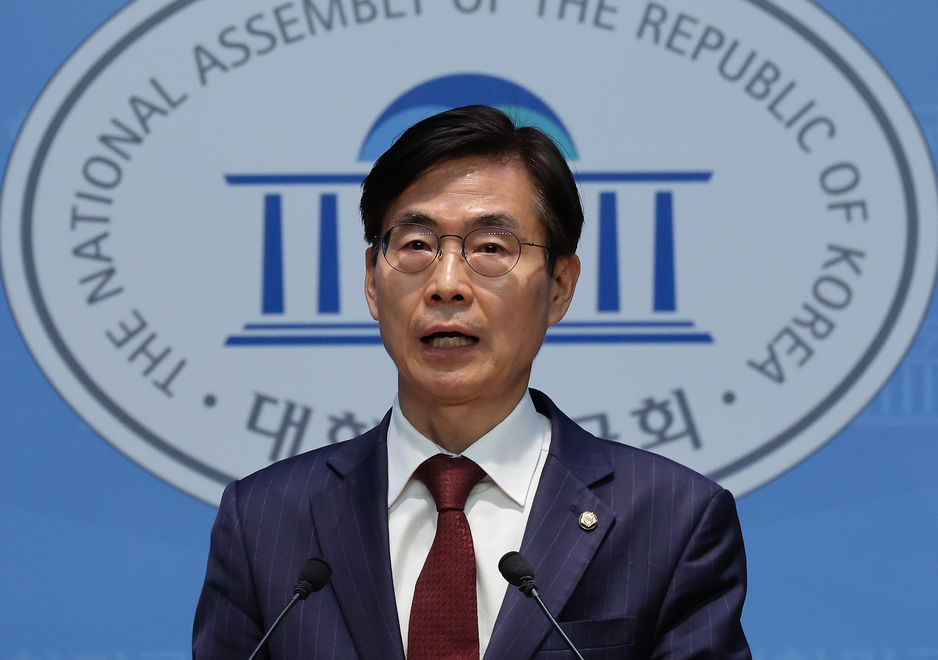 조경태, 혁신후보 단일화 촉구 기자회견  국민의힘 당대표 출마선언을 한 조경태 의원이 27일 오후 서울 여의도 국회 소통관에서 ‘혁신후보 단일화 재촉구 기자회견’을 열고 발언하고 있다. 2025.07.27. 뉴시스