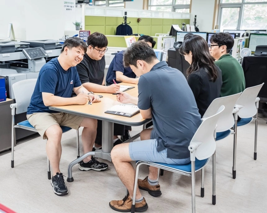 서울 강동구 직원들이 반바지 차림으로 근무하고 있다. 강동구 제공
