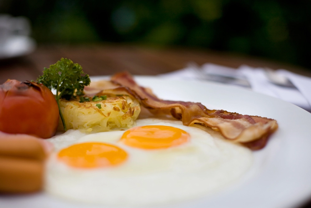 계란이 체내 나쁜 콜레스테롤을 오히려 줄인다는 연구 결과가 발표됐다. 계란보다는 함께 먹는 베이컨, 소시지 등이 건강에 더 해로울 수 있다는 분석이다. 아이클릭아트