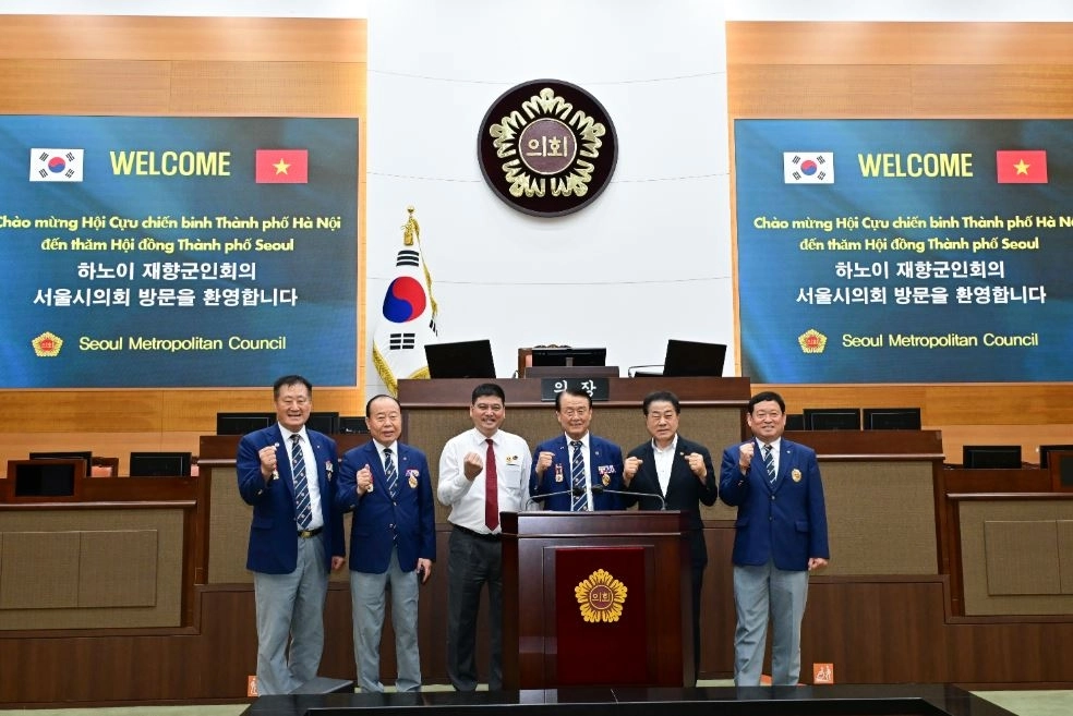 지난 28일 서울시의회 운영위원회에서 열린 베트남 하노이 재향군인회 환영 행사에 참석한 김용호 의원(오른쪽 두 번째)이 본회의장에서 임원들과 기념촬영을 하고 있다.
