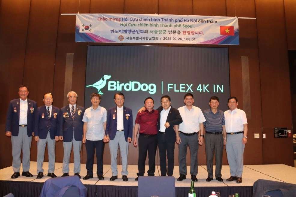 지난 28일 서울 마곡 머큐어 호텔에서 마련된 베트남 하노이 재향군인회 환영 만찬에 참석한 김용호 의원(오른쪽 네 번째)이 한-베 재향군인회 임원들과 기념촬영을 하고 있다.