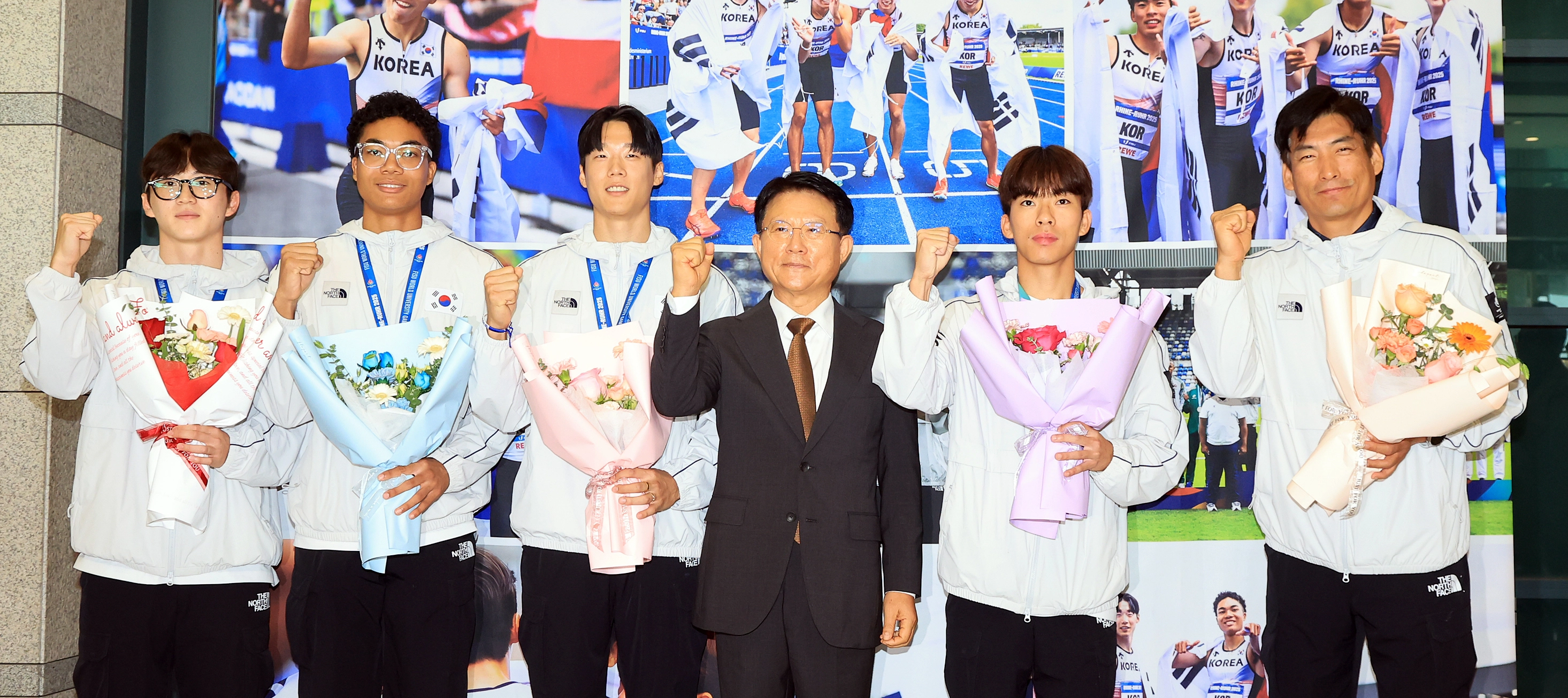 육상 남자 계주 400m 대표팀, 하계U대회서 금메달  2025 라인-루르 하계 세계대학경기대회 육상 남자 계주 400ｍ에서 금메달을 획득한 서민준(왼쪽부터), 나마디 조엘진, 이재성, 육현표 대한육상연맹 회장, 김정윤, 이정호 한국체대 교수가 29일 오전 인천국제공항 제1여객터미널을 통해 귀국 후 메달을 들고 기념 촬영하고 있다. 2025.7.29 뉴스1