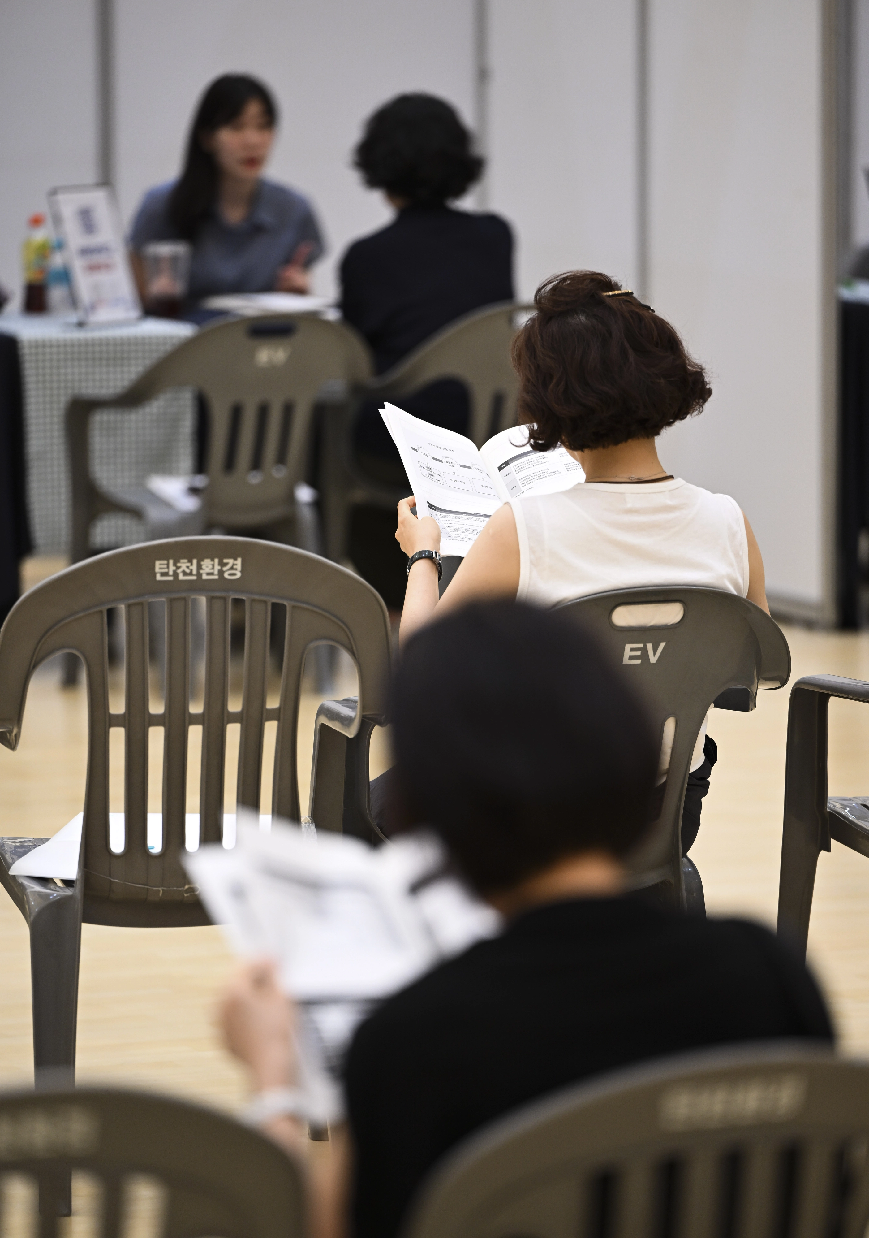 29일 서울 강남구 일원에코파크 에코센터에서 열린 ‘2025 강남구 진로진학 박람회’에서 학부모들이 진학 관련 책자를 살펴보고 있다. 2025.7.29 이지훈 기자