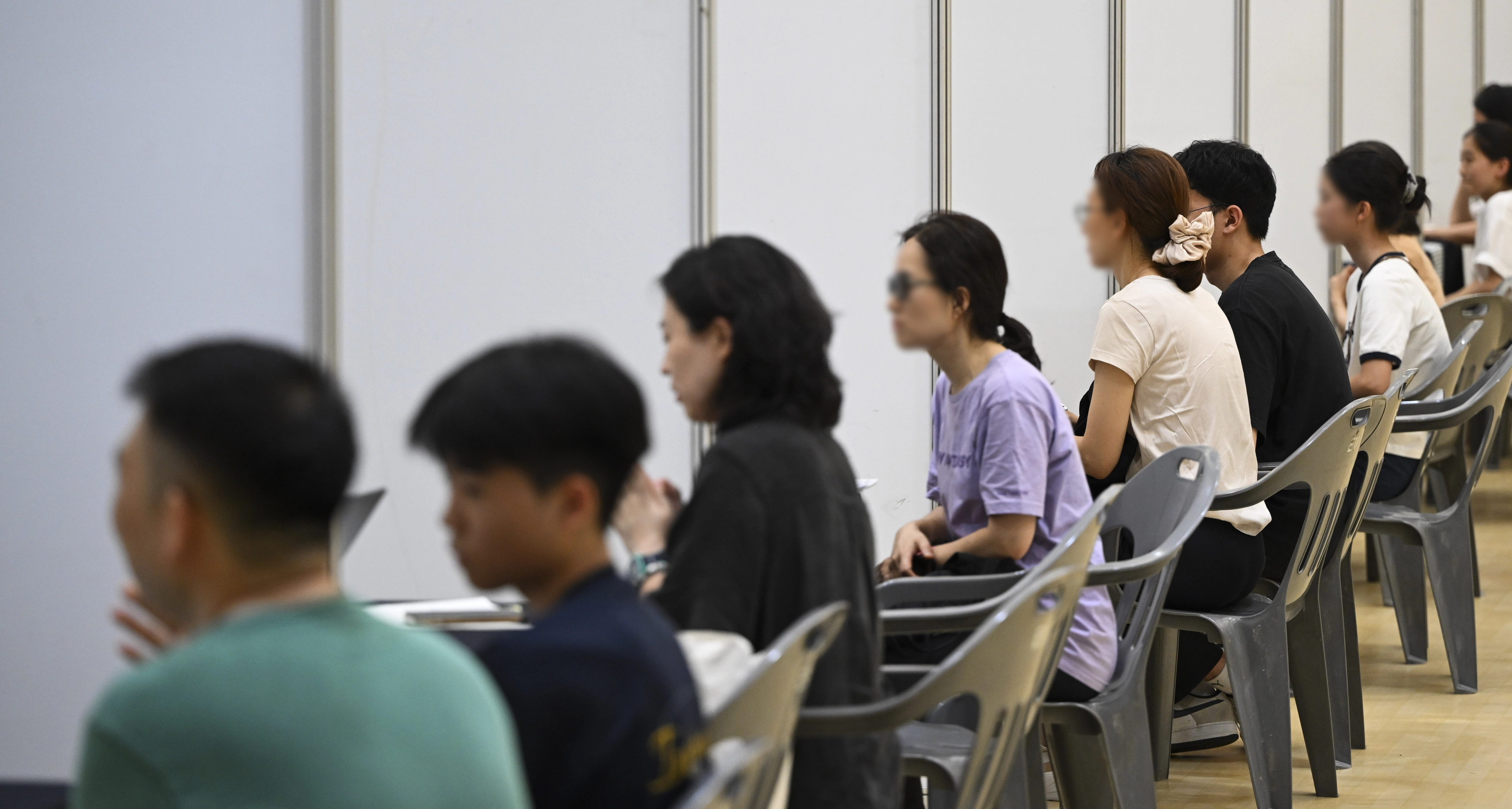 29일 서울 강남구 일원에코파크 에코센터에서 열린 ‘2025 강남구 진로진학 박람회’에서 학생과 학부모들이 진로 진학 상담을 받고 있다. 2025.7.29 이지훈 기자