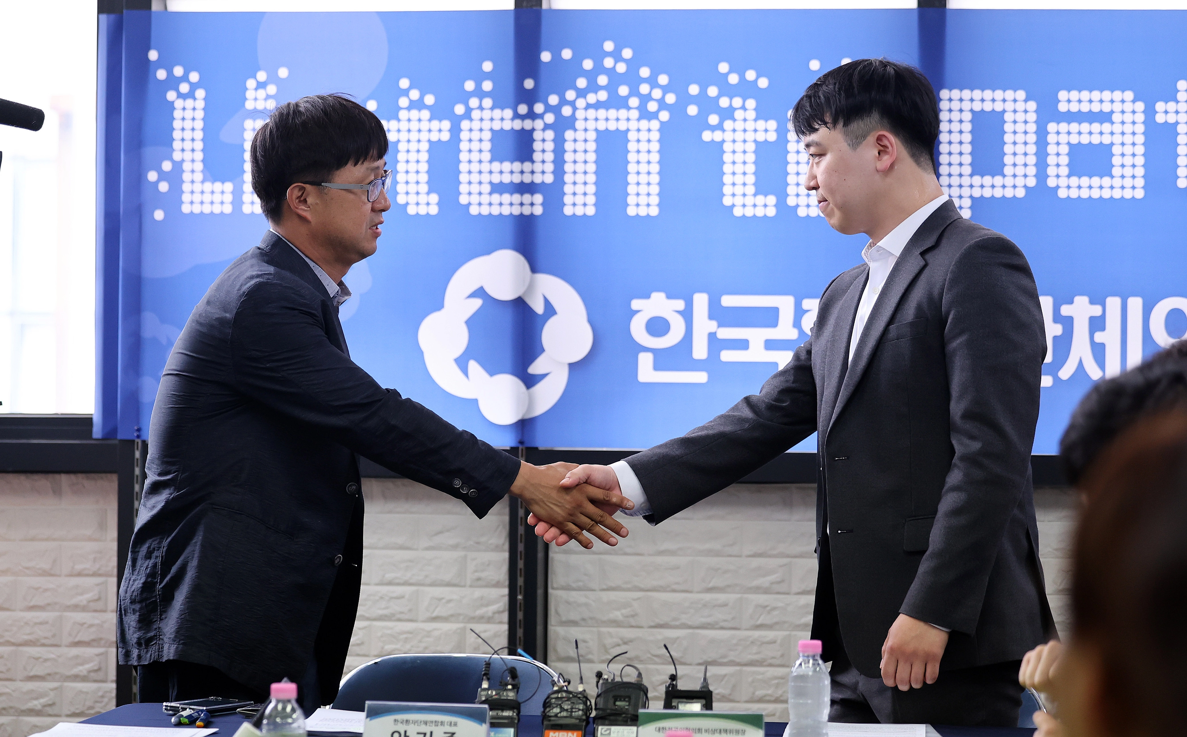 한성존 대한전공의협의회 비상대책위원장이 28일 서울 영등포구 한국환자단체연합회을 찾아 안기종 한국환자단체연합회 대표와 인사를 나누고 있다. 뉴시스