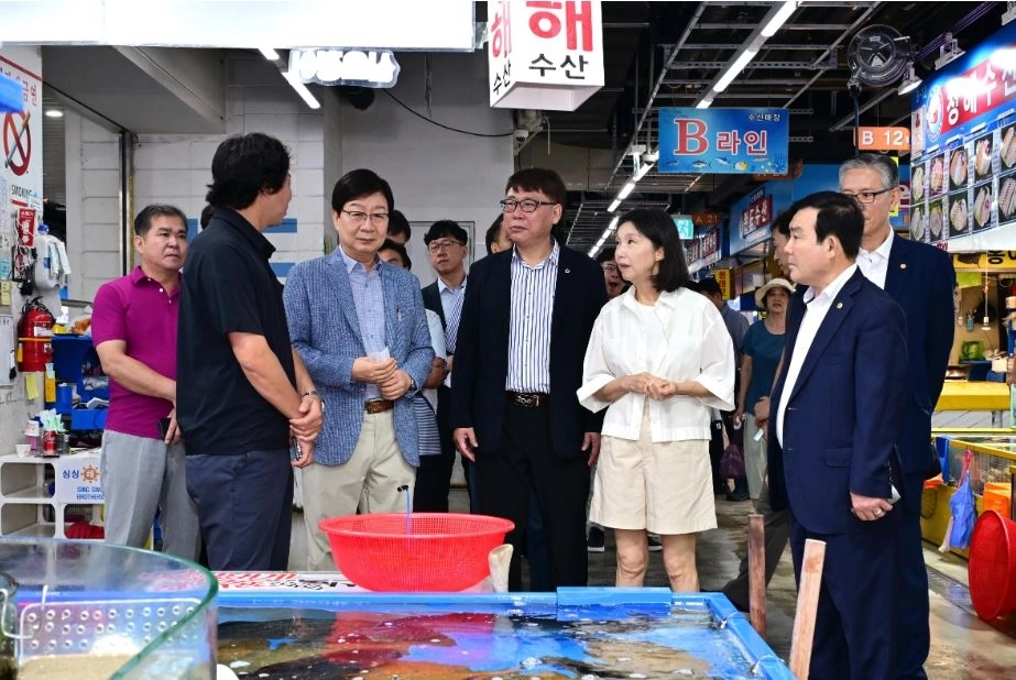가락시장을 둘러보며 상인과 대화하는 최호정 의장