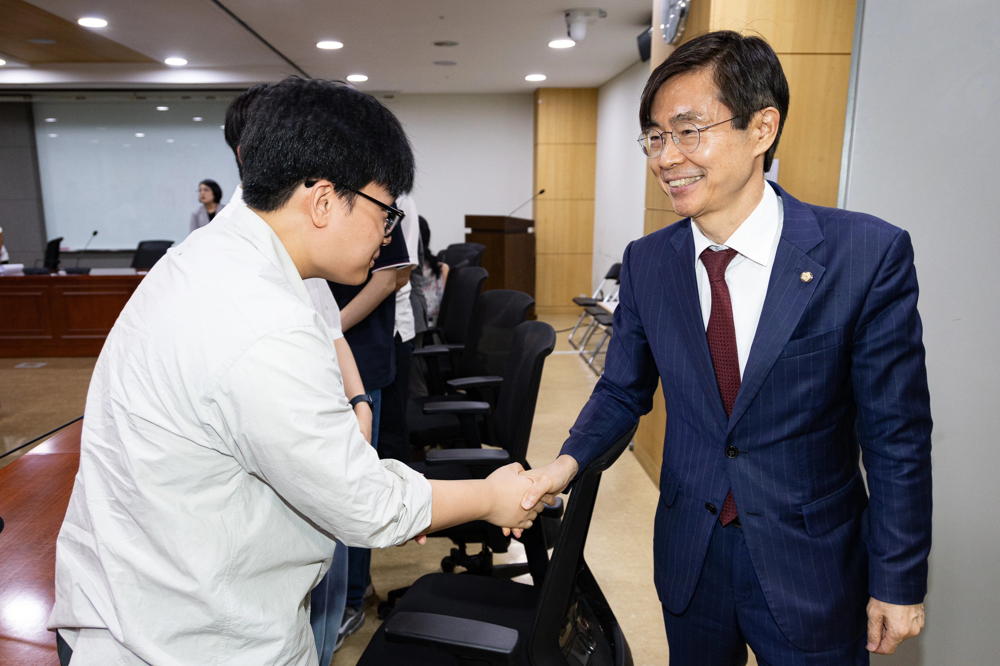 국민의힘 당대표 출마를 선언한 조경태 의원이 29일 국회 의원회관에서 열린 2030 중도보수 간담회에서 참석자들과 인사하고 있다. 뉴스1