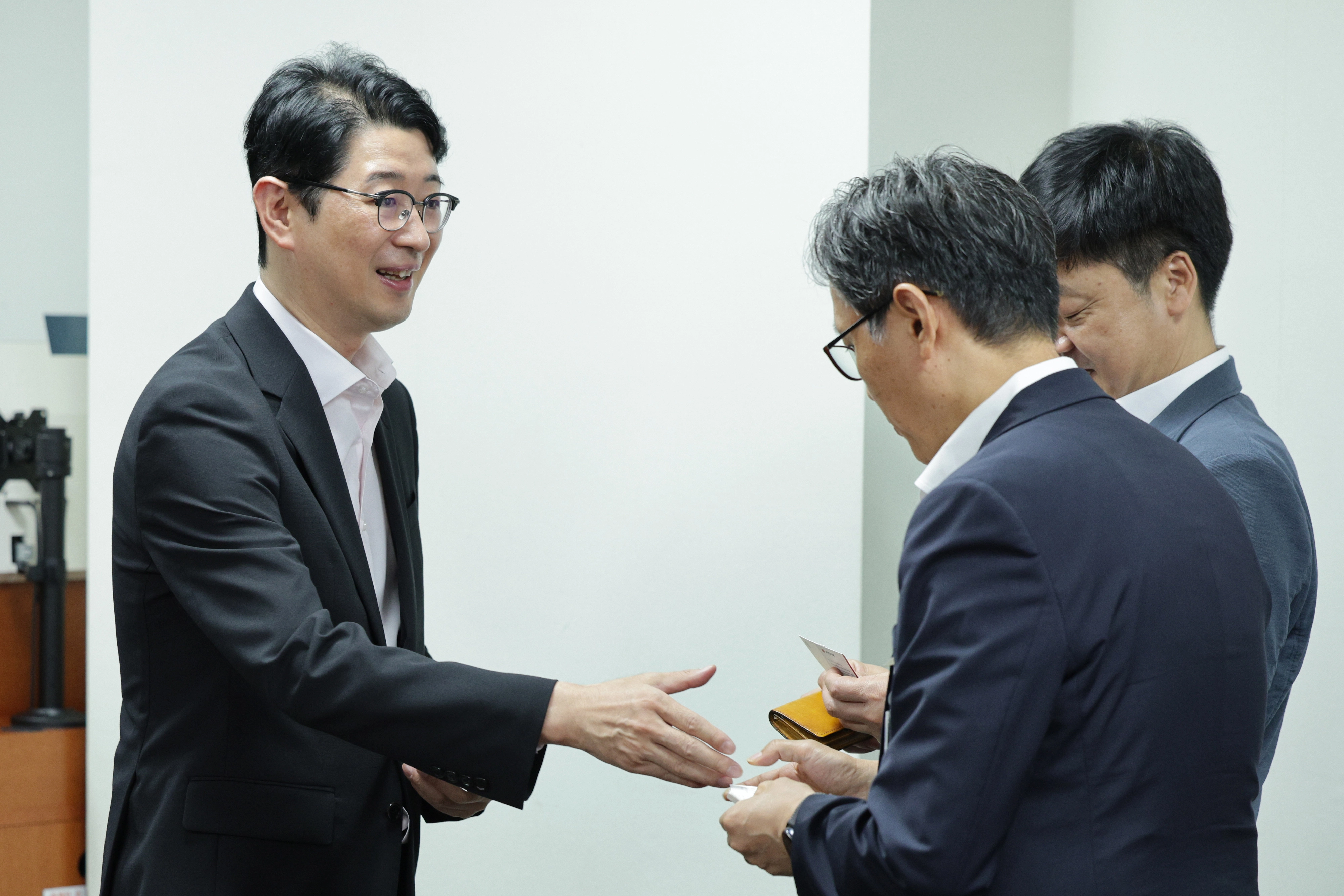 주진우(왼쪽) 국민의힘 의원이 28일 국회 의원회관에서 열린  상법개정안 경제단체 의견 청취 간담회에서 참석자들과 인사하고 있다. 뉴스1