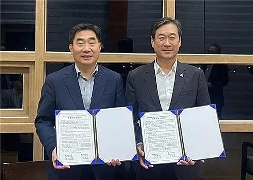 이병운(왼쪽) 국립순천대 총장과 송하철 국립목포대 총장이 지난해 11월 대학 통합 추진에 합의한 후 기념촬영을 하고 있다. 
국립순천대 제공