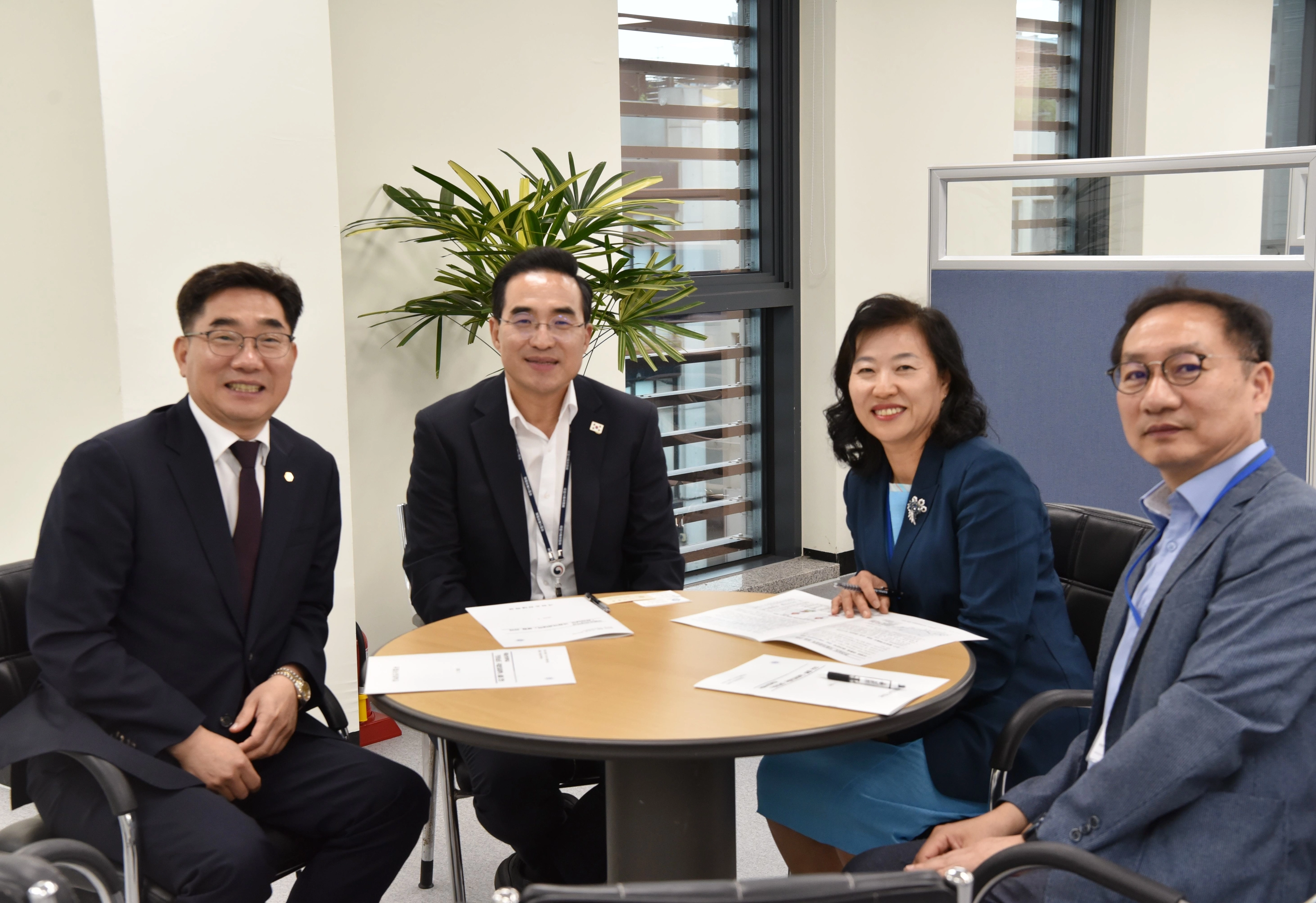 이병운(왼쪽 첫 번째) 국립순천대 총장과 박기영(세 번째) 명예교수가 박홍근(두 번째) 국정기획위원회 기획분과장을 비롯한 국정기획위원회 위원에게 전남도 국립의과대학 설립의 당위성을 설명하고 기념촬영을 하고 있다.
국립순천대 제공