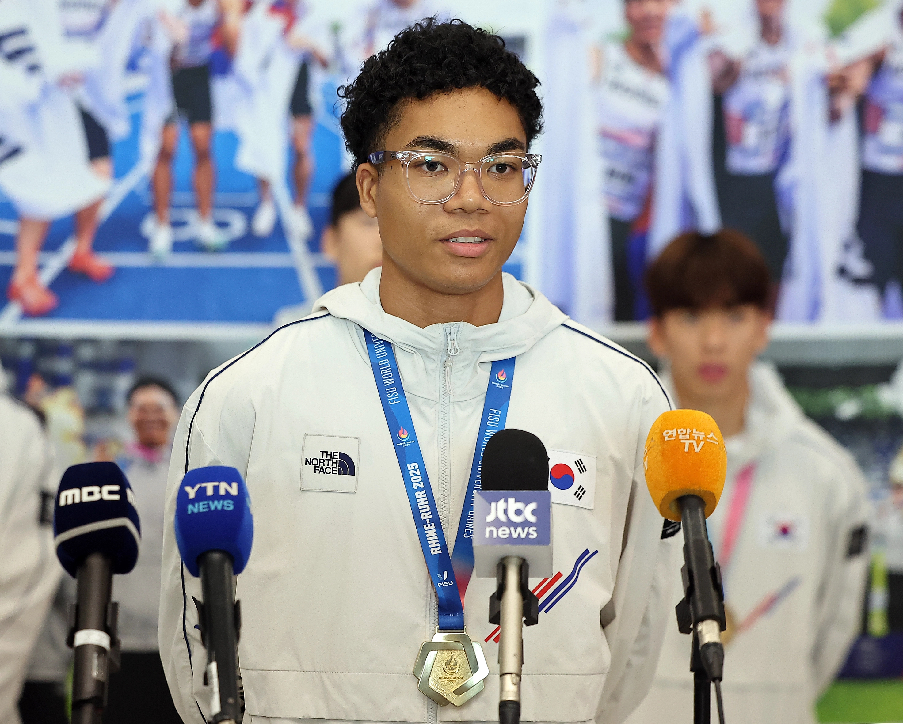 취재진 질문에 답변하는 나마디 조엘진  2025 라인-루르 하계 세계대학경기대회 육상 남자 계주 400ｍ에서 금메달을 획득한 나마디 조엘진이 29일 오전 인천국제공항 제1여객터미널을 통해 귀국 후 취재진 질문에 답변하고 있다. 2025.7.29 뉴스1