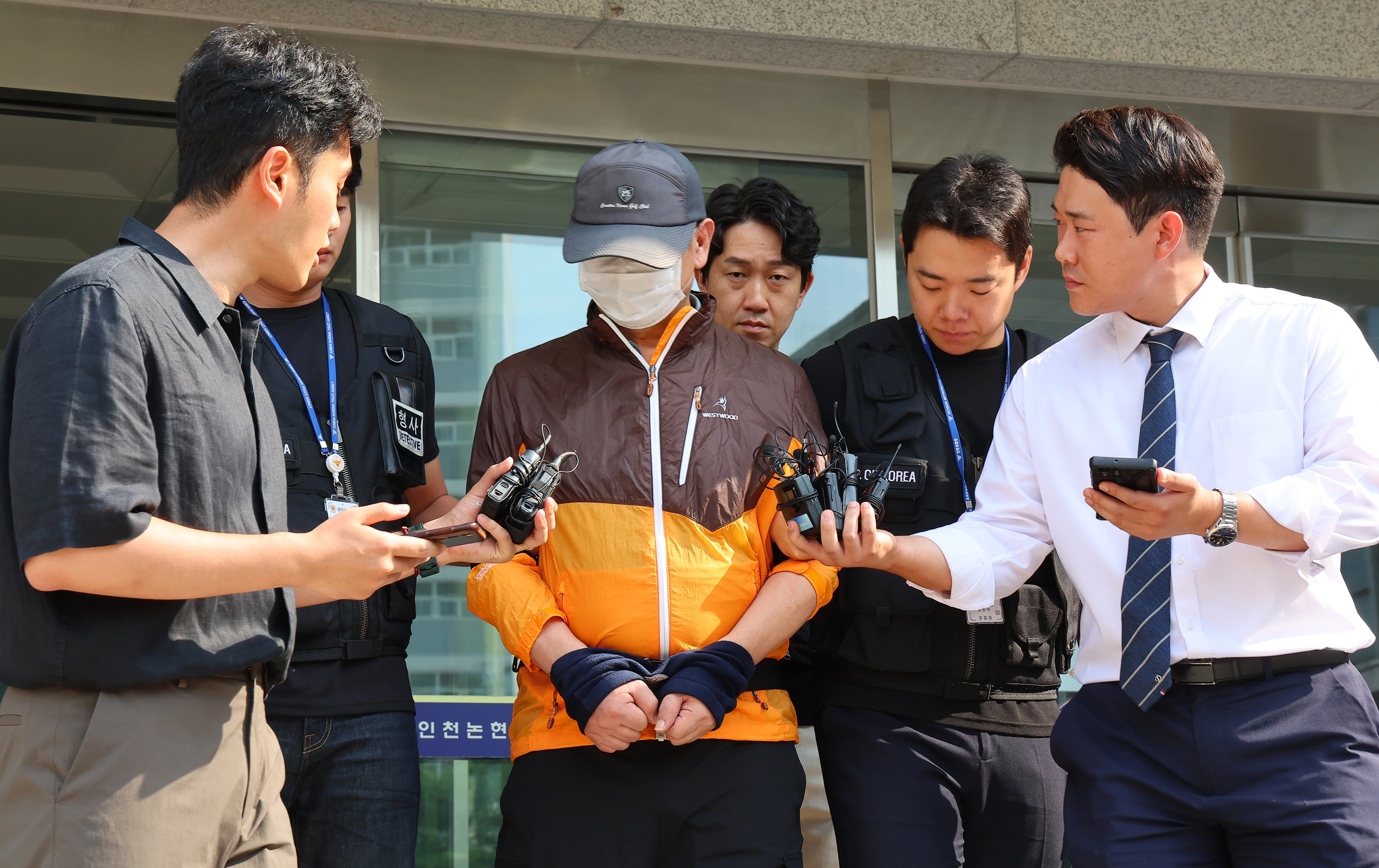 인천 송도에서 사제 총기로 아들을 살해한 60대 남성 A씨가 30일 인천 논현경찰서 유치장에서 검찰로 송치되고 있다. 2025.7.30 연합뉴스