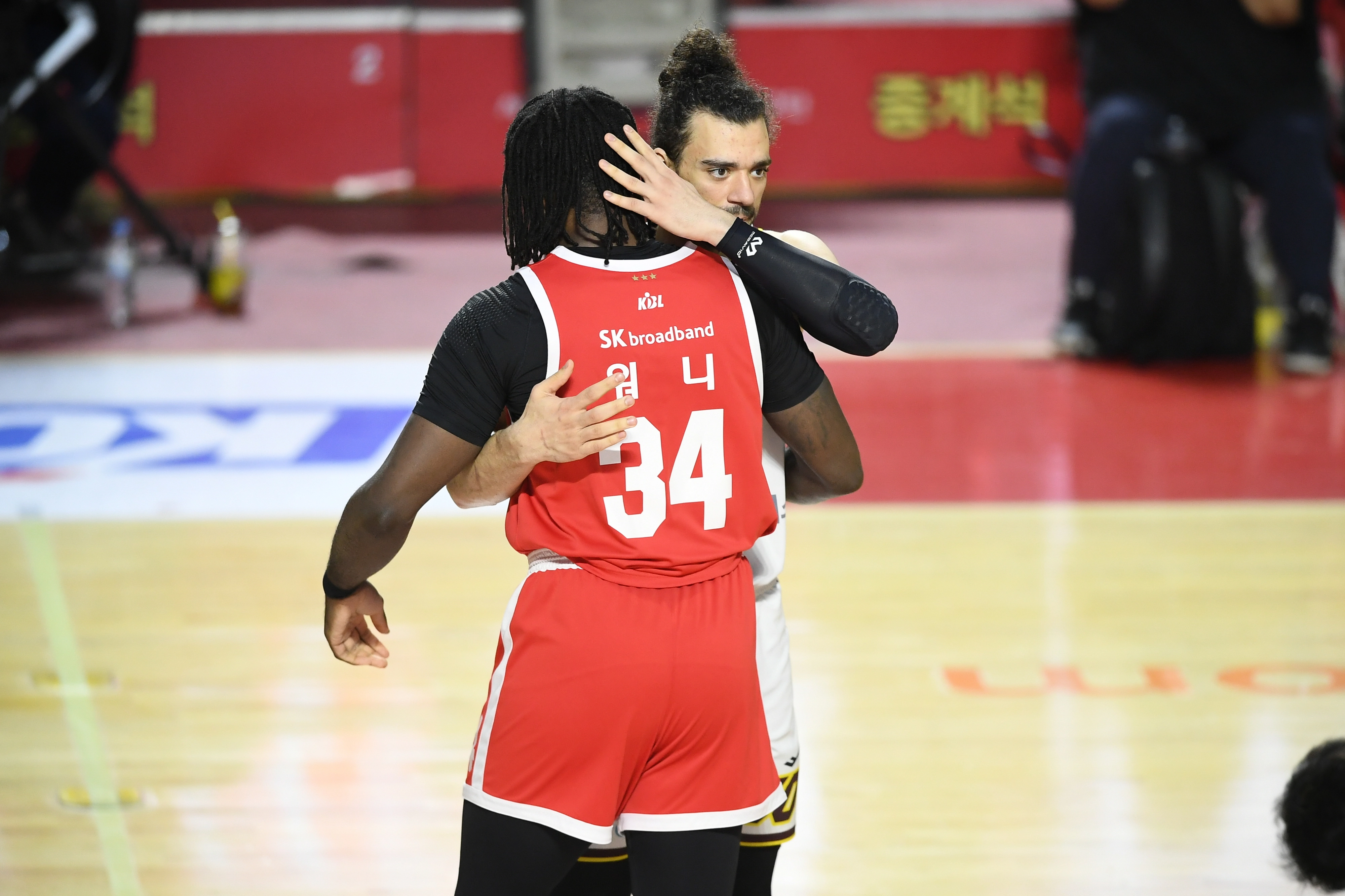 서울 SK 자밀 워니가 5월 17일 서울 잠실학생체육관에서 열린 2024~25 프로농구 챔피언결정전 7차전 창원 LG와의 원정 경기를 앞두고 아셈 마레이와 포옹하고 있다. KBL 제공