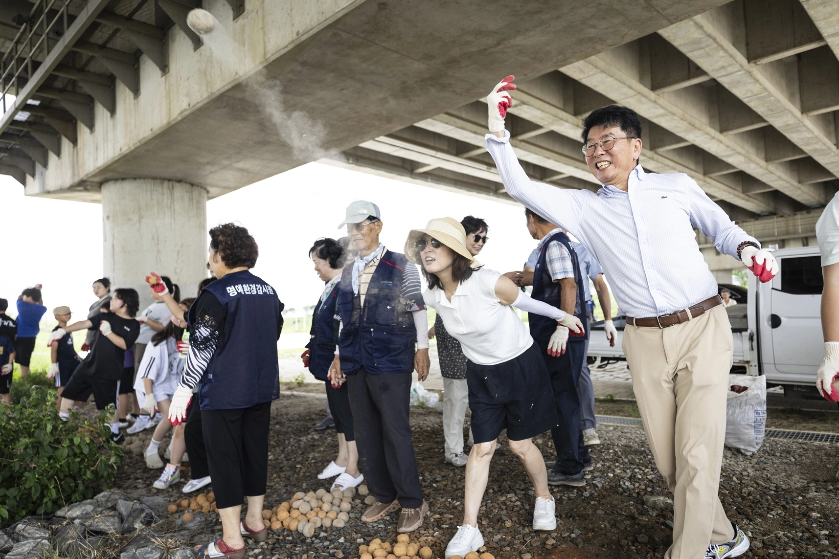 윤성근 의원. 7월 30일 평택시 글로벌환경산림보전협의회에서 진행된 ‘경기도 자원봉사 찾아가는 소통간담회’에 참석. 지역 아동 및 자원봉사단체와 함께 환경보전 활동 체험. (사진=경기도의회)