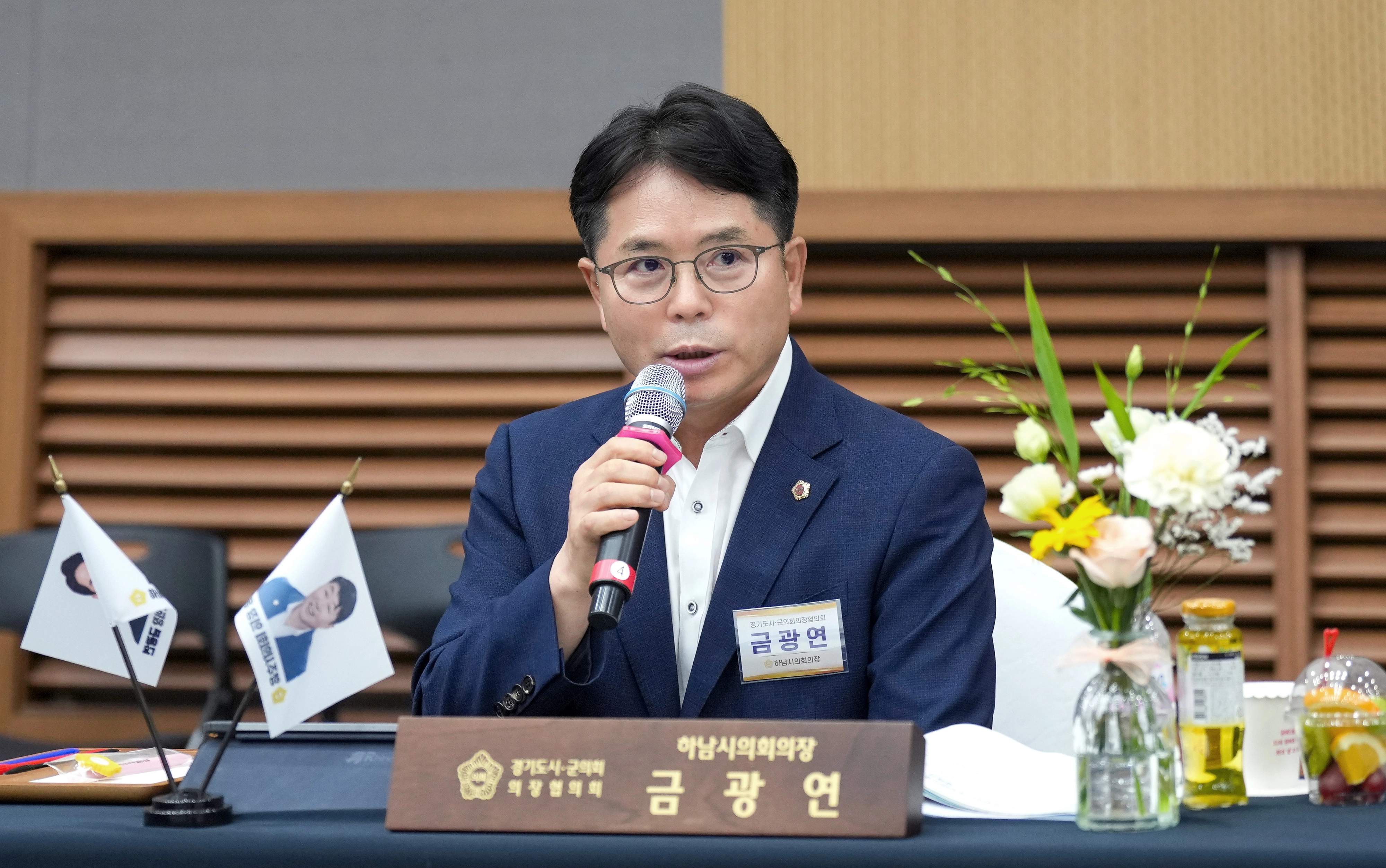 하남시의회 금광연 의장이 지난 28일 양주시 경기섬유종합지원센터에서 ‘경기도 시내버스 공공관리제(준공영제) 분담 구조 재정비’ 건의문을 대표발의한 금광연 의장. 금광연 의장실 제공