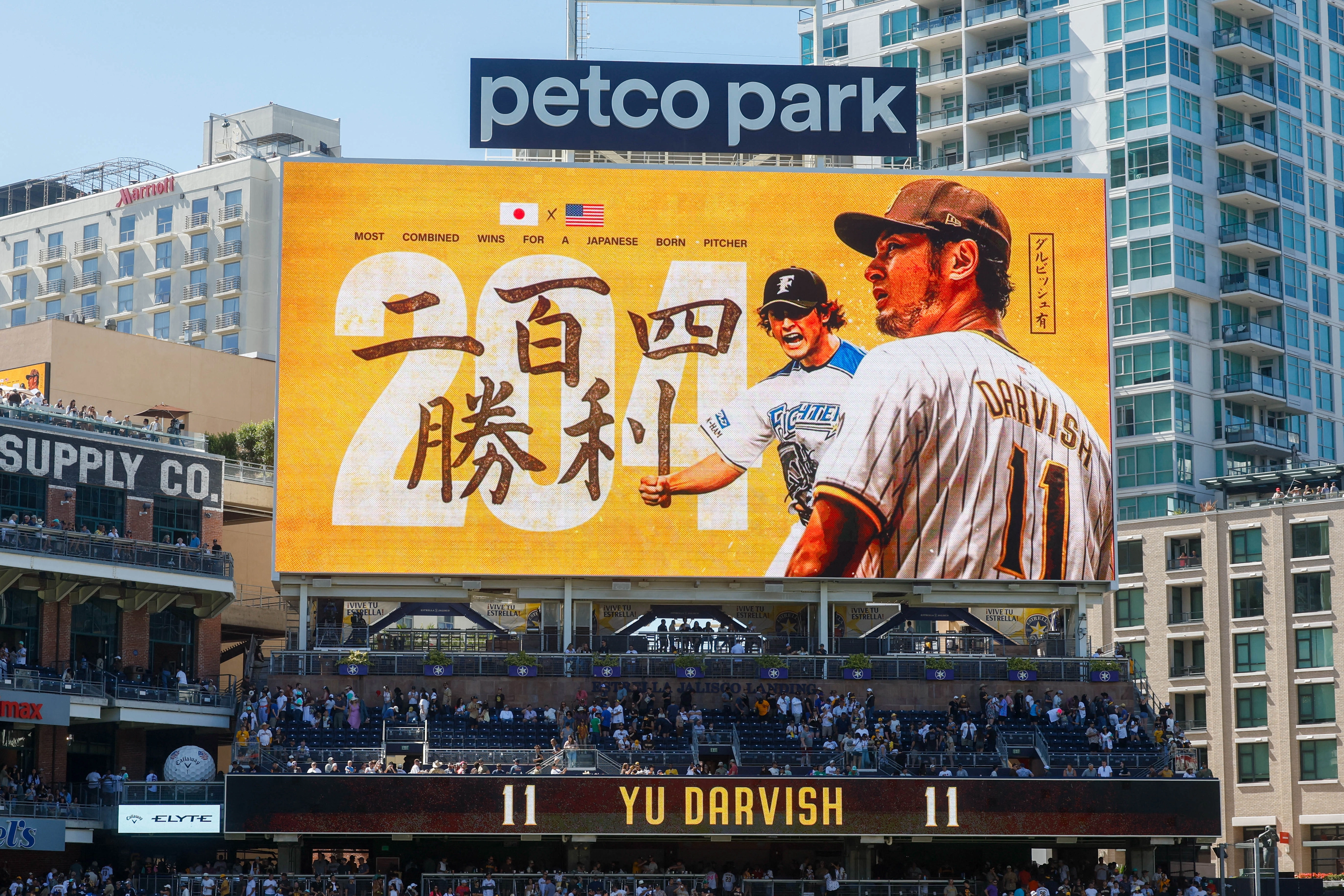 31일(한국시간) 미국 캘리포니아주 샌디에이고 펫코파크에서 열린 2025 메이저리그(MLB) 정규시즌 뉴욕 메츠와의 홈 경기에서 다르빗슈 유의 미일 통산 최다 204승을 기념하는 전광판 모습. 로이터 연합뉴스