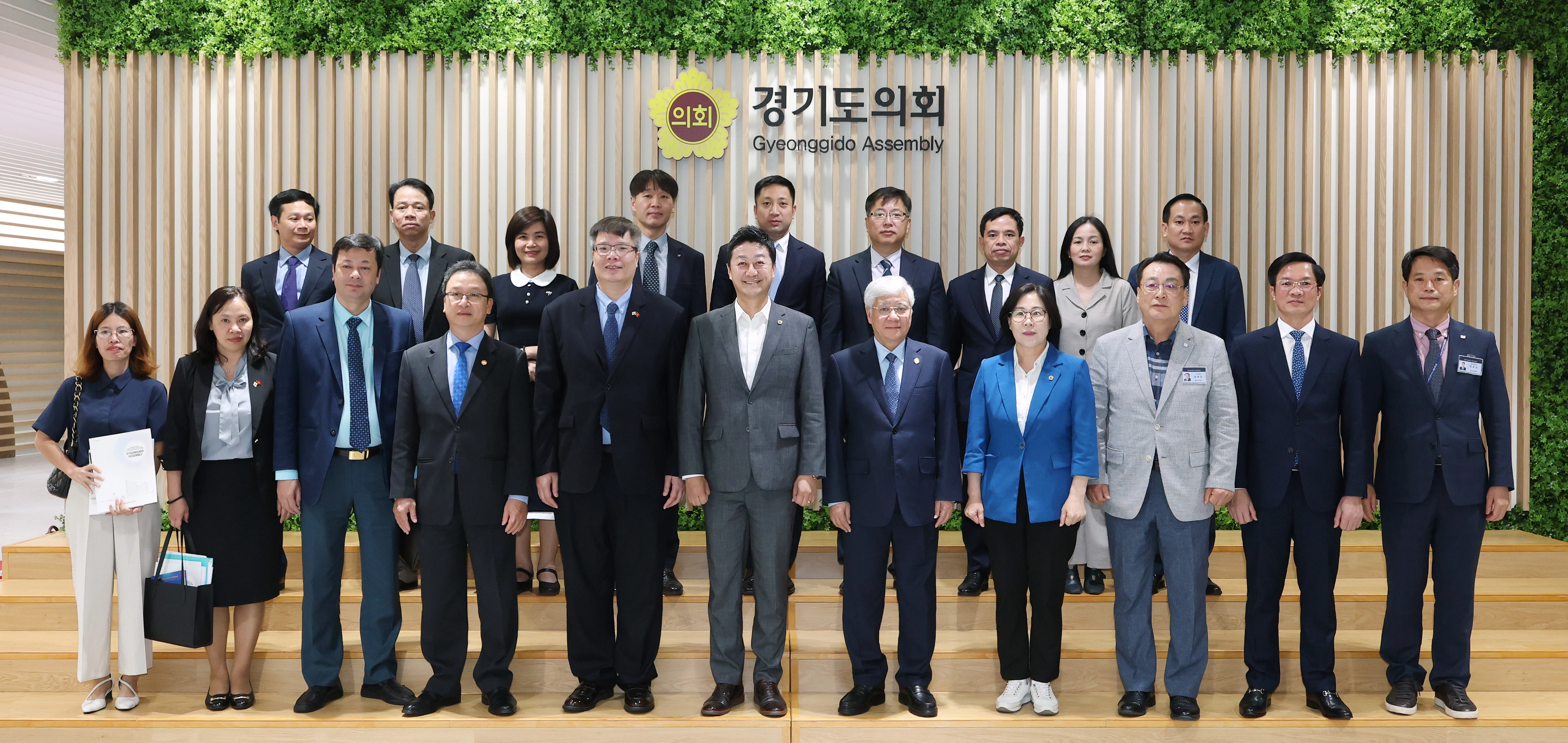 7월 30일, 서현옥 의원이 김진경 의장, 경기도의회를 방문한 도 반 찌엔 베트남 조국전선중앙위원회 위원장을 비롯한 양국 대표단과 함께 기념촬영을 하고 있다. (사진=경기도의회)