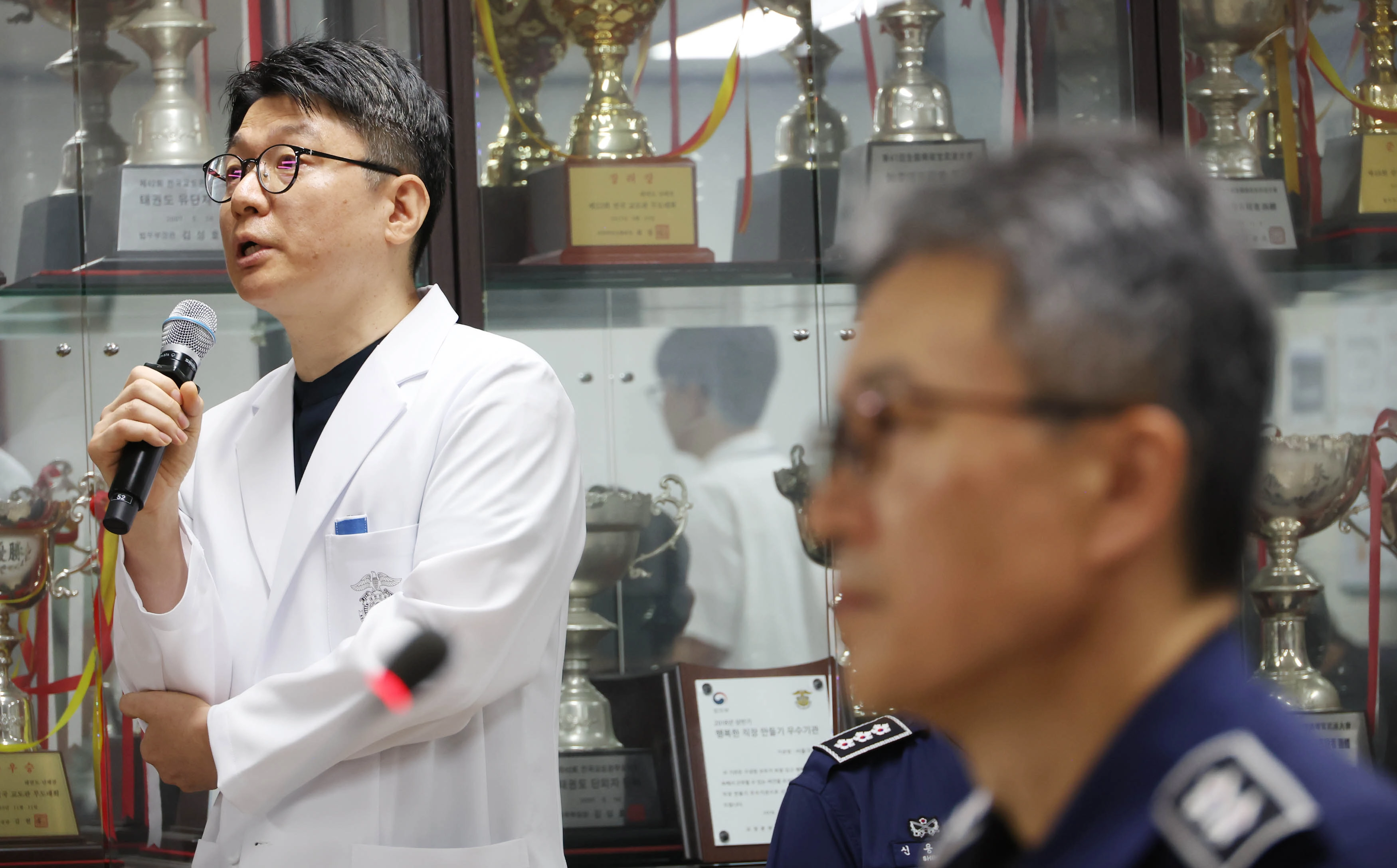 의원 질문에 답변하는 서울구치소 의료과장  윤석열 전 대통령이 수감된 서울구치소 의료과장이 31일 국회의원들의 질문에 답하고 있다. 2025.07.31. 국회사진기자단