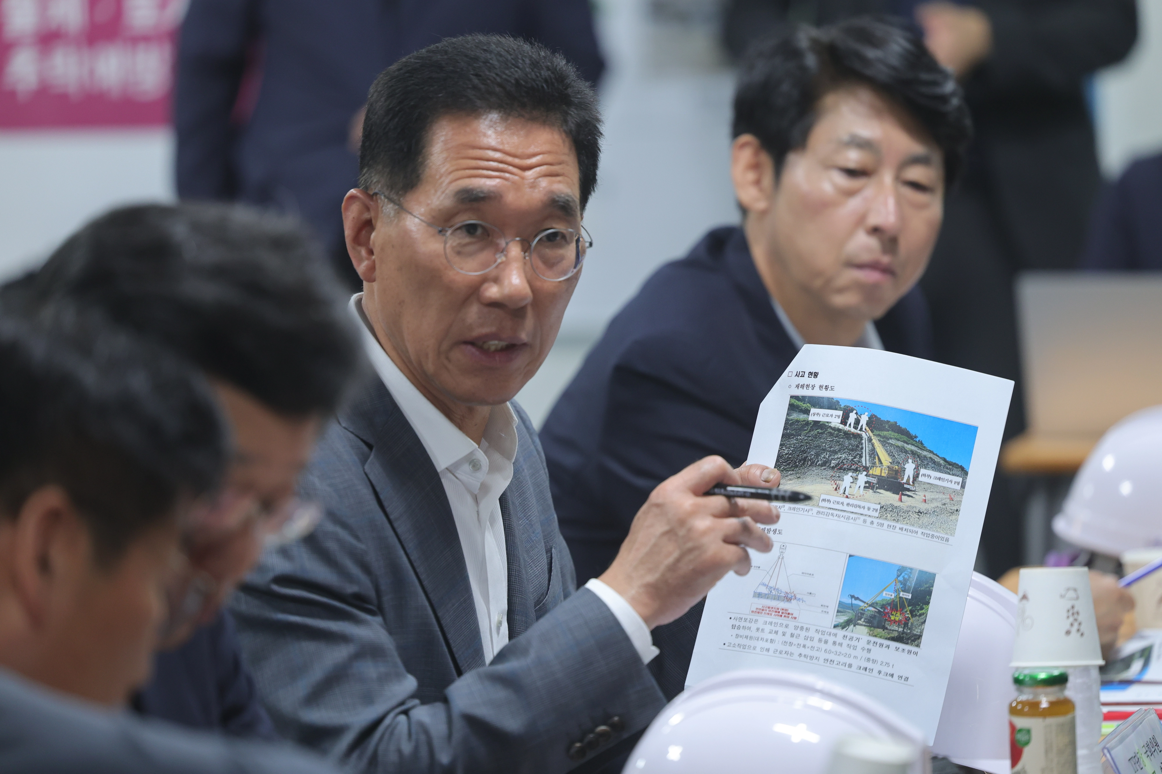 포스코이앤씨 사고 질문하는 김주영 민주당 산재예방 TF 단장  더불어민주당 산업재해예방 태스크포스(TF) 단장인 김주영 의원이 31일 오전  포스코이앤씨의 경남 함양울산고속도로 의령나들목 공사 현장사무소에서 노동당국에 사고 관련 내용을 질의하고 있다. 2025.7.31 연합뉴스