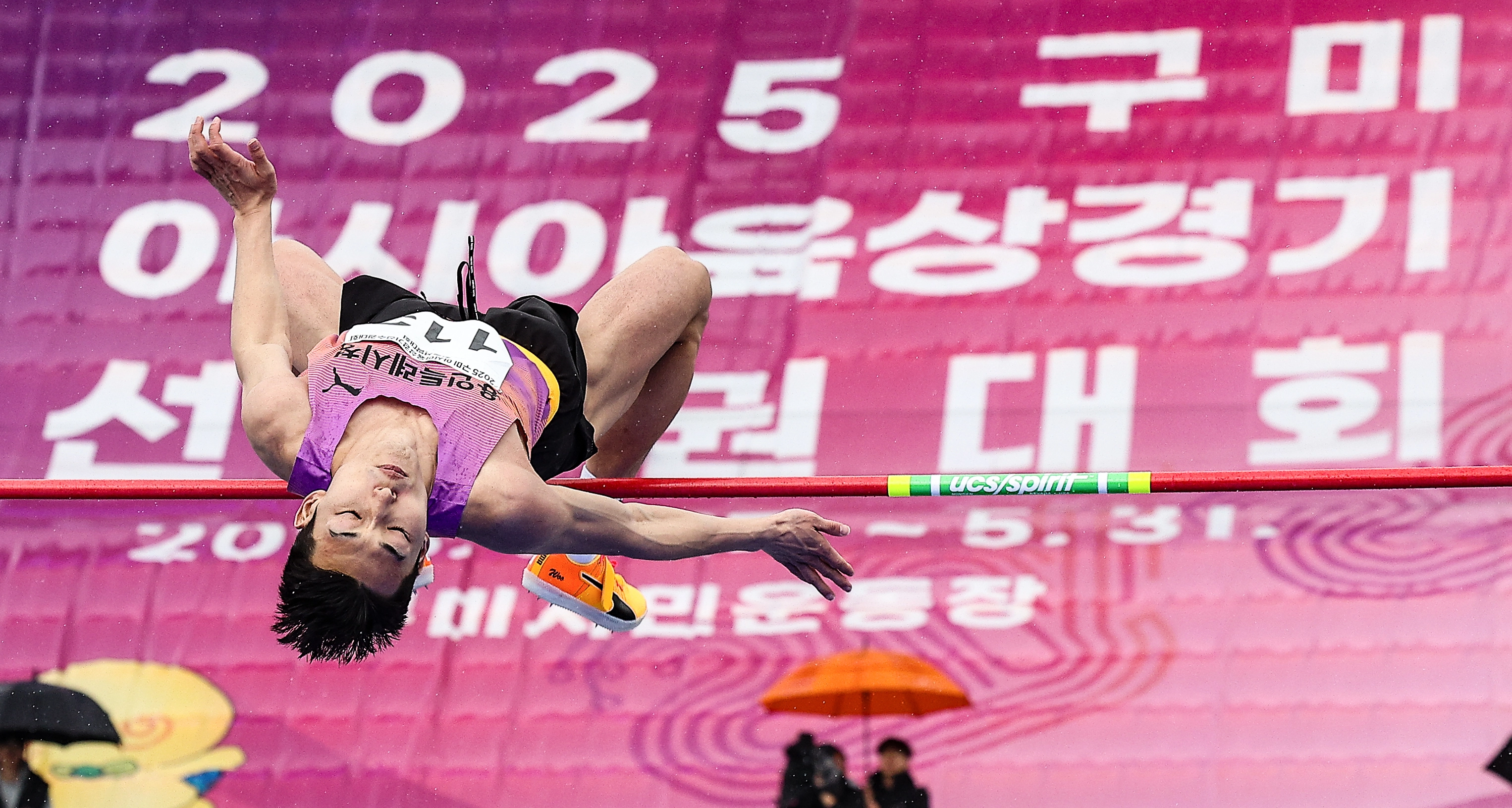 우상혁(28·용인시청)이 22일 경북 구미시민운동장에서 열린 2025 구미 아시아육상경기선수권대회 최종 선발전에서 2m15 1차시기 점프에 성공하고 있다. 2025.4.22.
연합뉴스