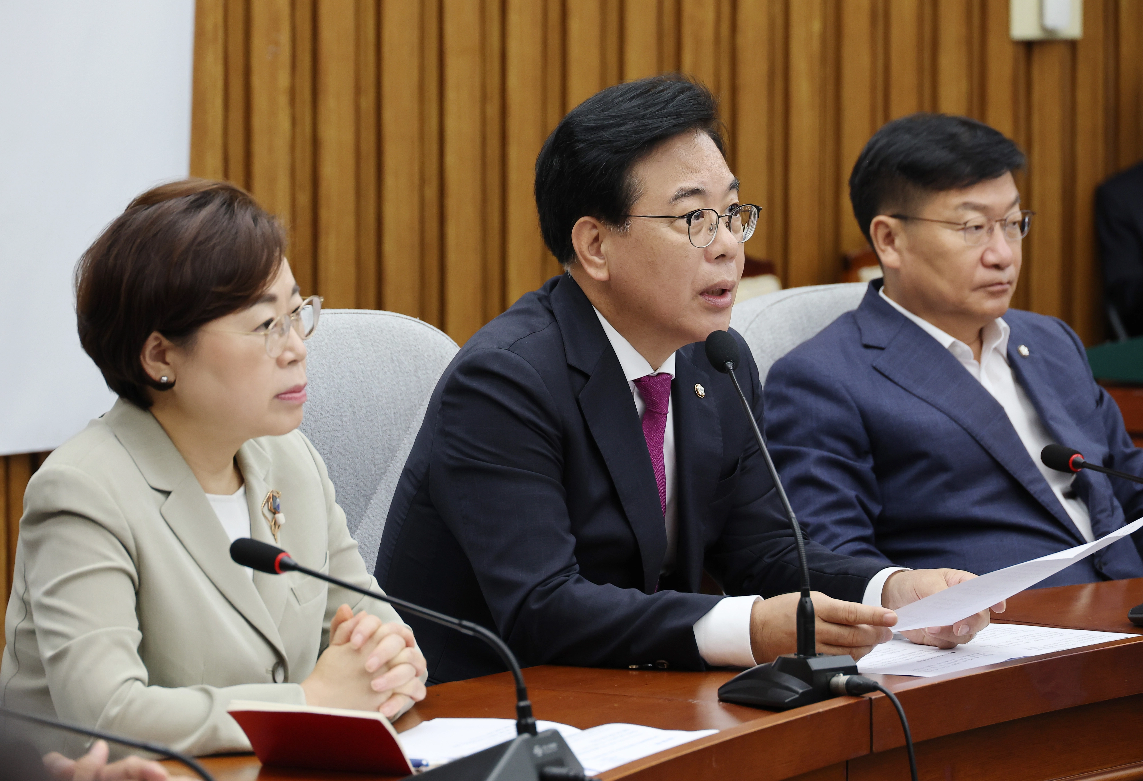 송언석 국민의힘 원내대표 겸 비상대책위원장이 1일 국회에서 열린 원내대책회의에서 발언하고 있다. 2025.8.1 연합뉴스