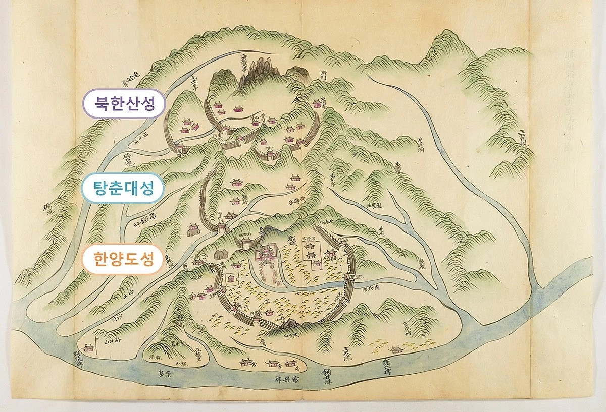 조선시대 순조∼철종 연간에 제작된 채색필사본 지도첩인 ‘좌해여지’(左海輿誌) 속 도성연융대북한산성합도 모습. 국가유산청 제공.
