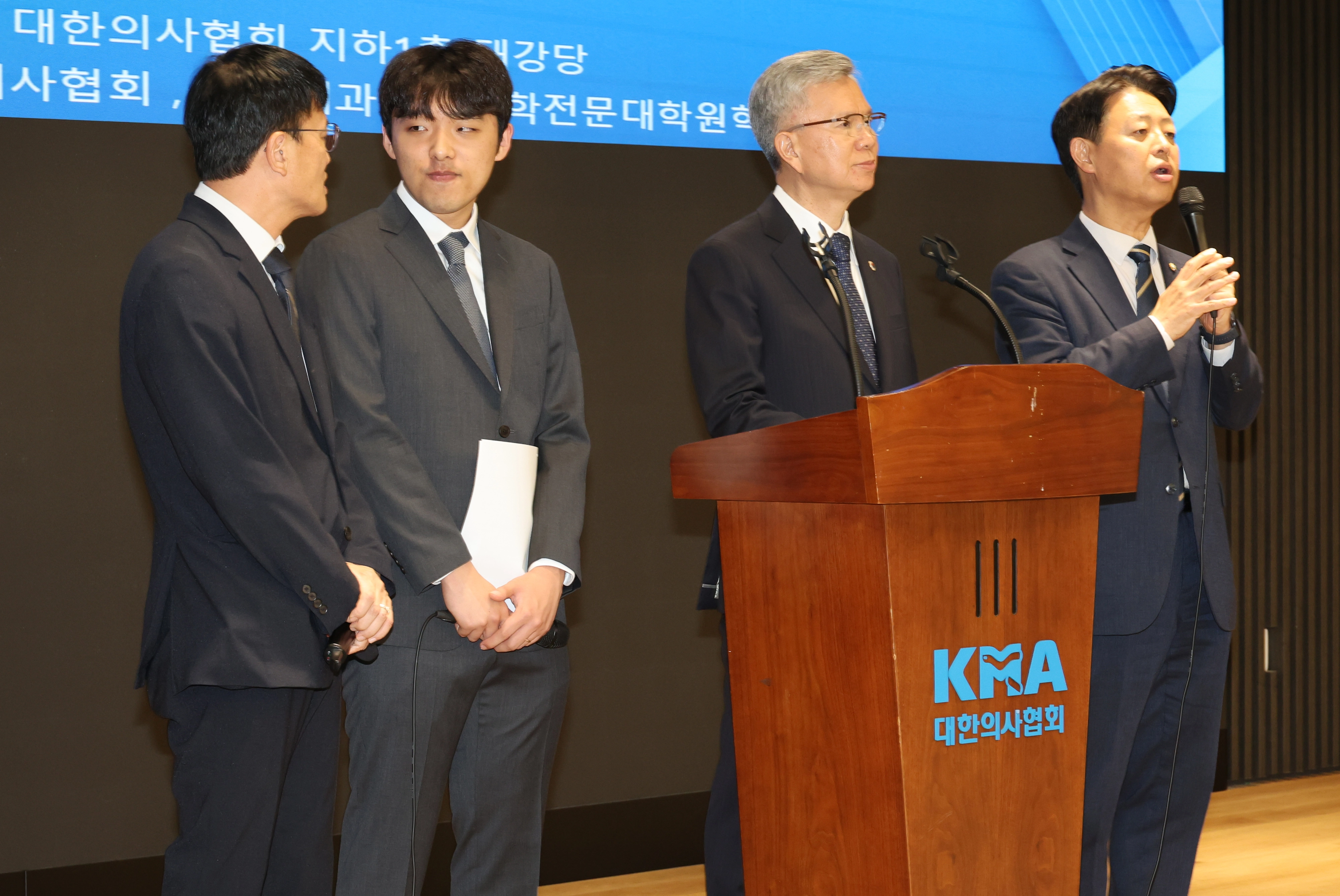 의대생들 ‘학교 복귀’ 선언  지난달 12일 서울 용산구 대한의사협회에서 이선우(왼쪽 두번째) 대한의과대학·의학전문대학원학생협회 비대위원장이 국회 교육위원회, 보건복지위원회, 대한의사협회과 함께 ‘의과대학 교육 정상화를 위한 공동 입장문’을 발표한 뒤 박주민 국회 보건복지위원장과 대화하고 있다. 연합뉴스