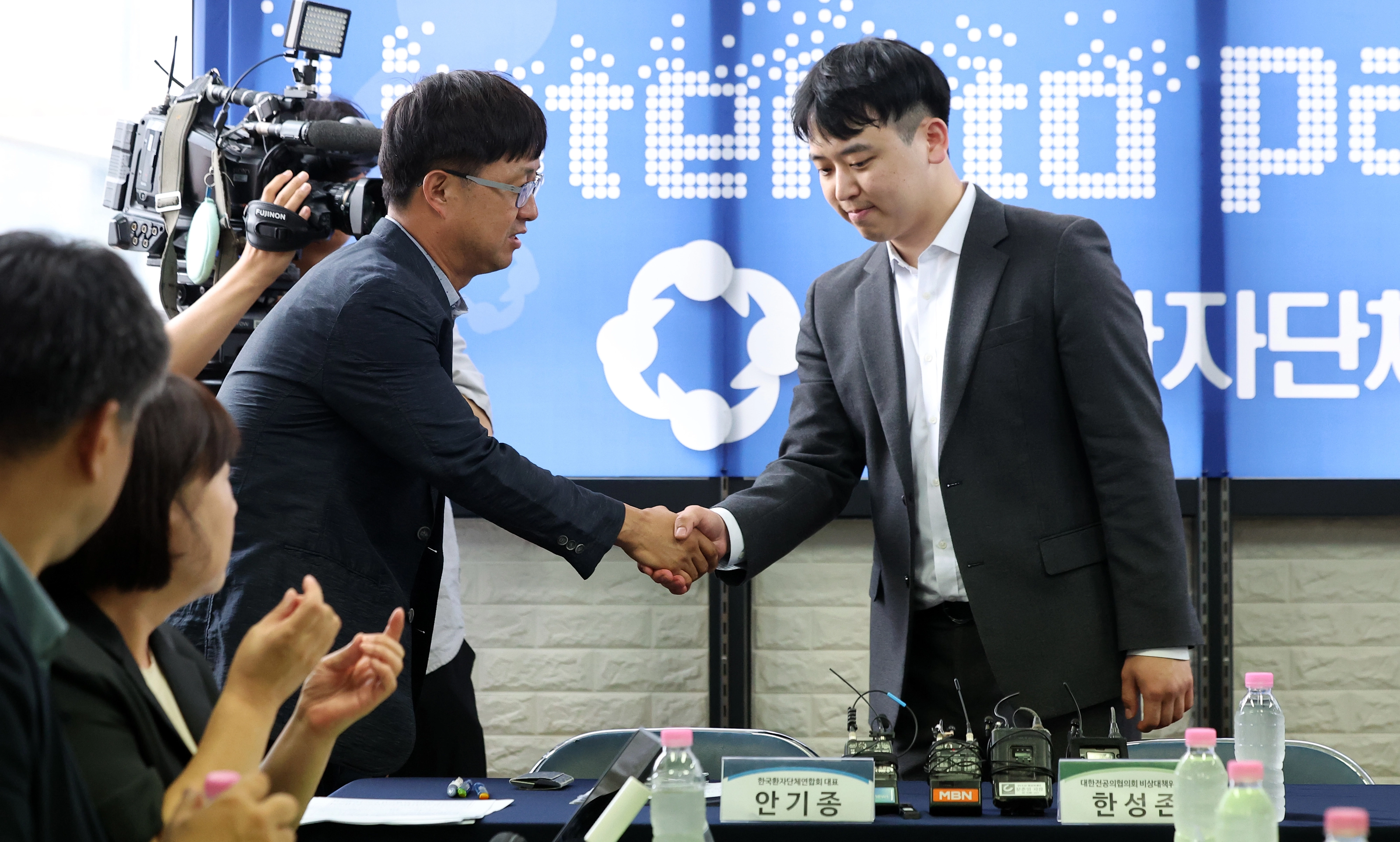 악수하는 전공의단체와 환자단체 대표  한성존(오른쪽) 대한전공의협의회 비상대책위원장이 28일 서울 영등포구 한국환자단체연합회 사무실을 방문해  안기종 대표와 악수하고 있다.연합뉴스