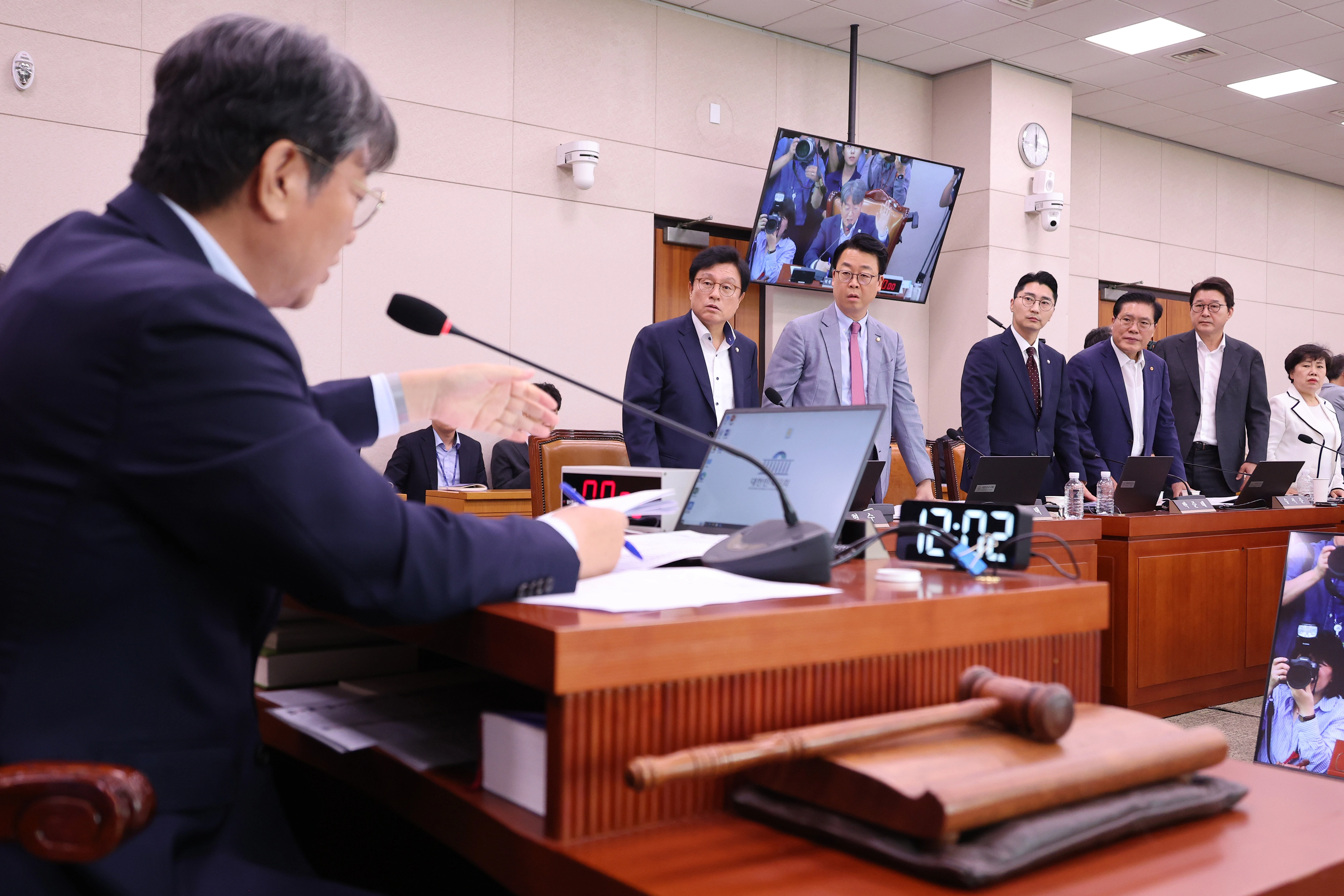 1일 국회에서 열린 법제사법위원회 전체회의에서 방송 3법을 처리하는 가운데 법사위 국민의힘 간사 박형수 의원을 비롯한 의원들이 토론 종결 등 위원회 운영에 대해 이춘석 위원장에게 항의하고 있다. 연합뉴스