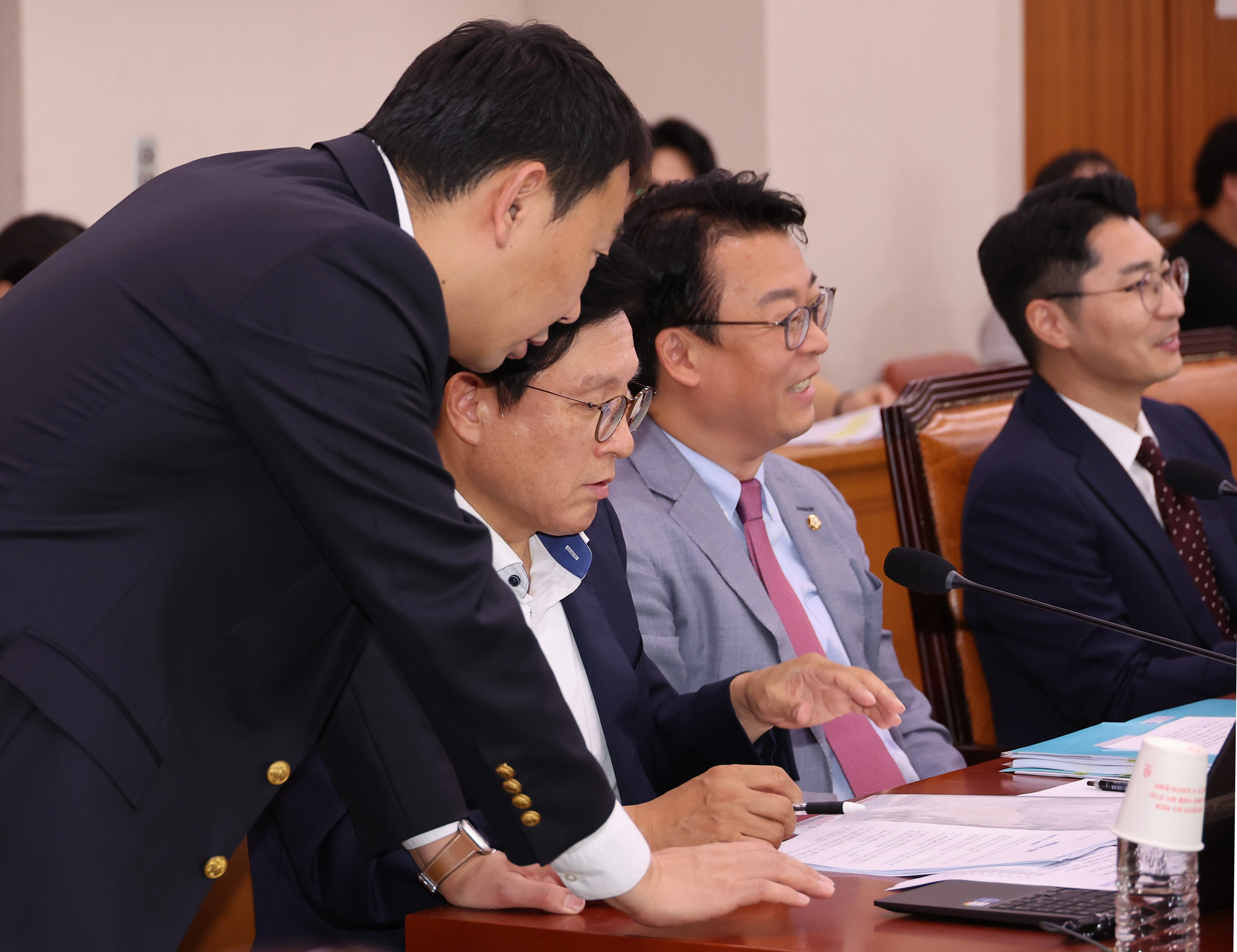 1일 국회에서 열린 법제사법위원회 전체회의에서 국민의힘 간사 박형수 의원과 더불어민주당 간사 김용민 의원이 대화하고 있다. 2025.8.1 연합뉴스
