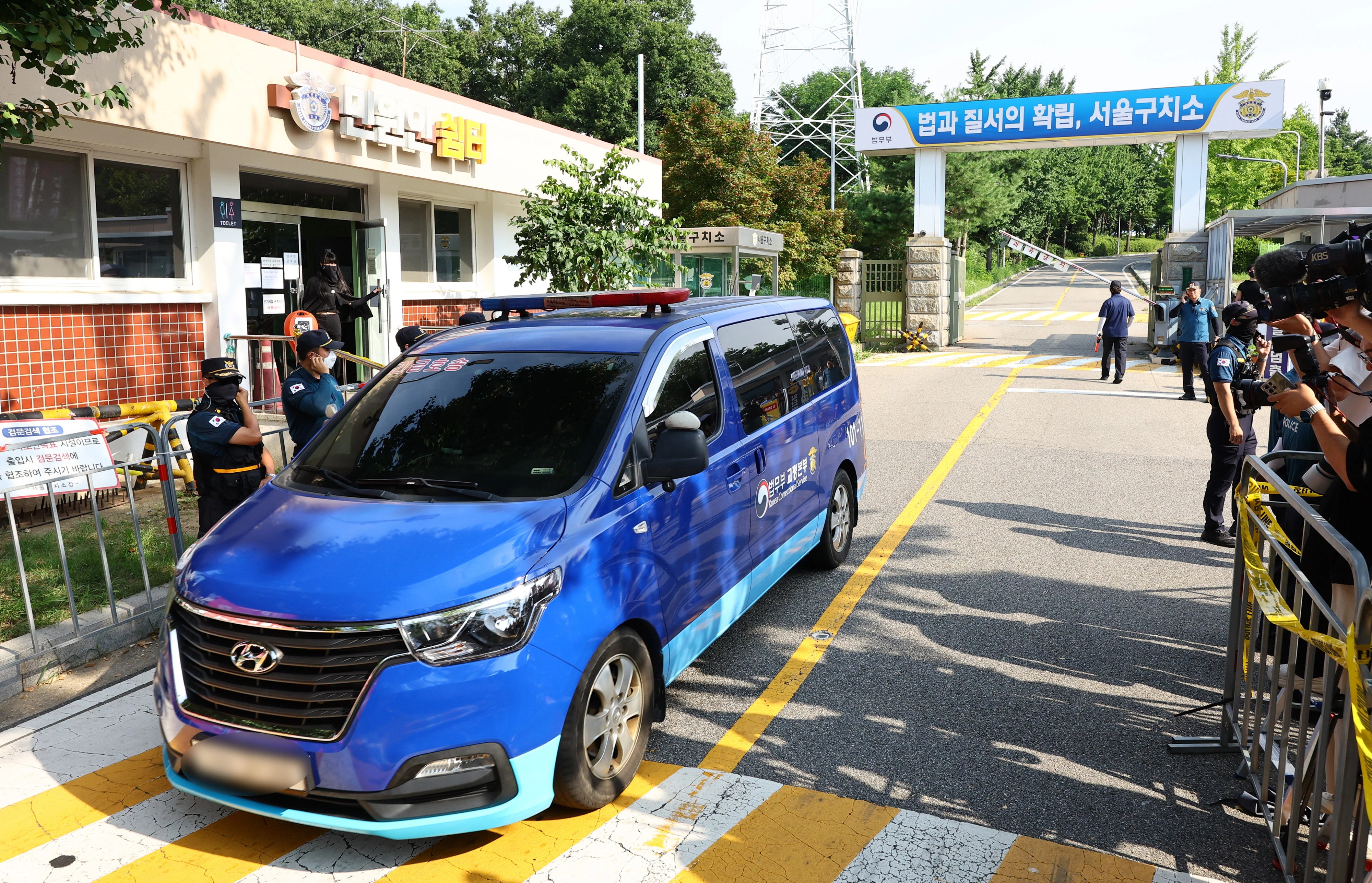 차량 오가는 서울구치소  김건희 여사 의혹을 수사하는 민중기 특별검사팀이 윤석열 전 대통령에 대한 채포영장을 집행에 실패한 1일 오전 경기 의왕시 서울구치소에서 차량이 이동하고 있다.  뉴시스