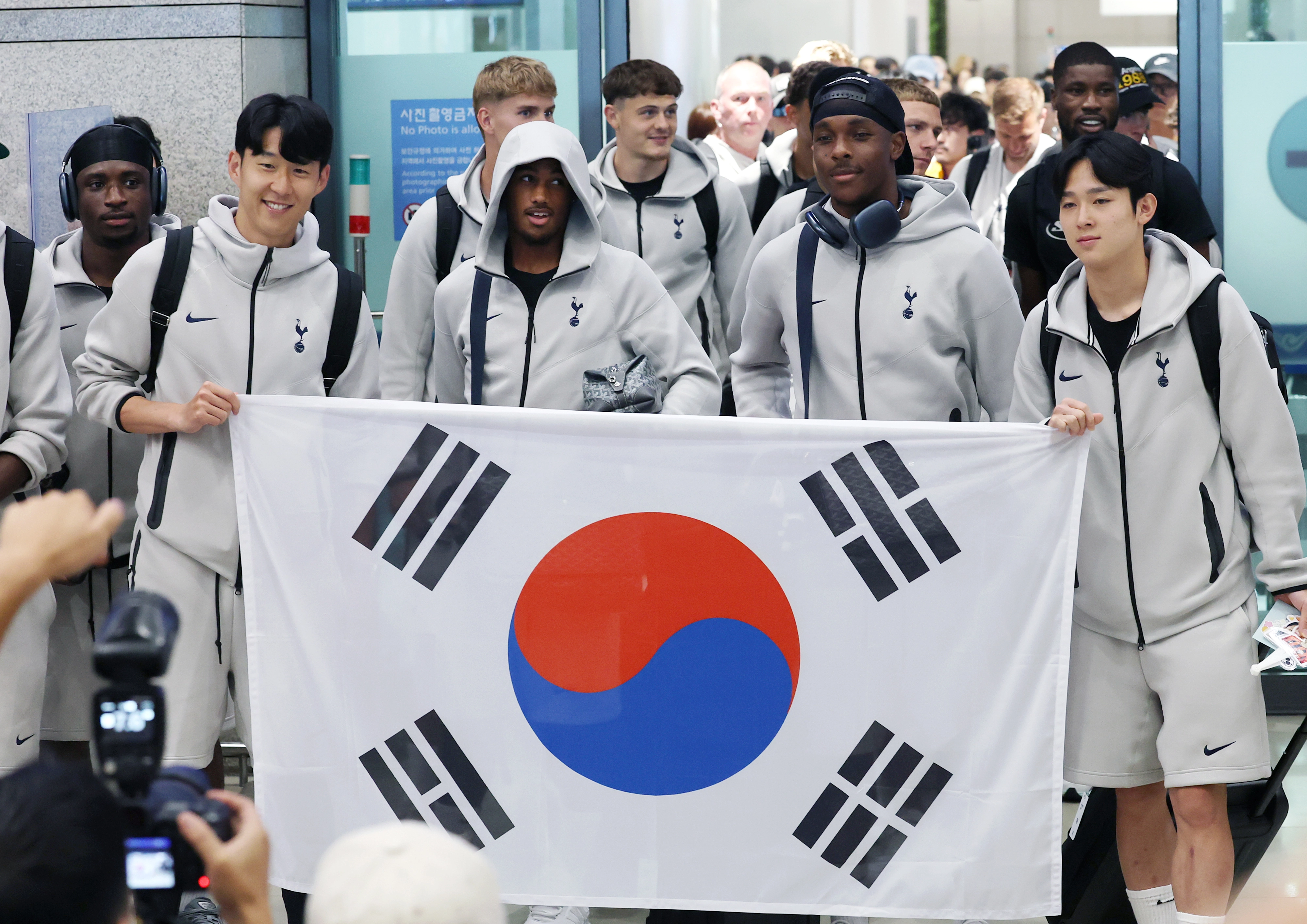 토트넘  손흥민과 양민혁이 1일 쿠팡플레이 시리즈에 참가하기 위해 인천국제공항 제1터미널로 입국하고 있다. 뉴스1