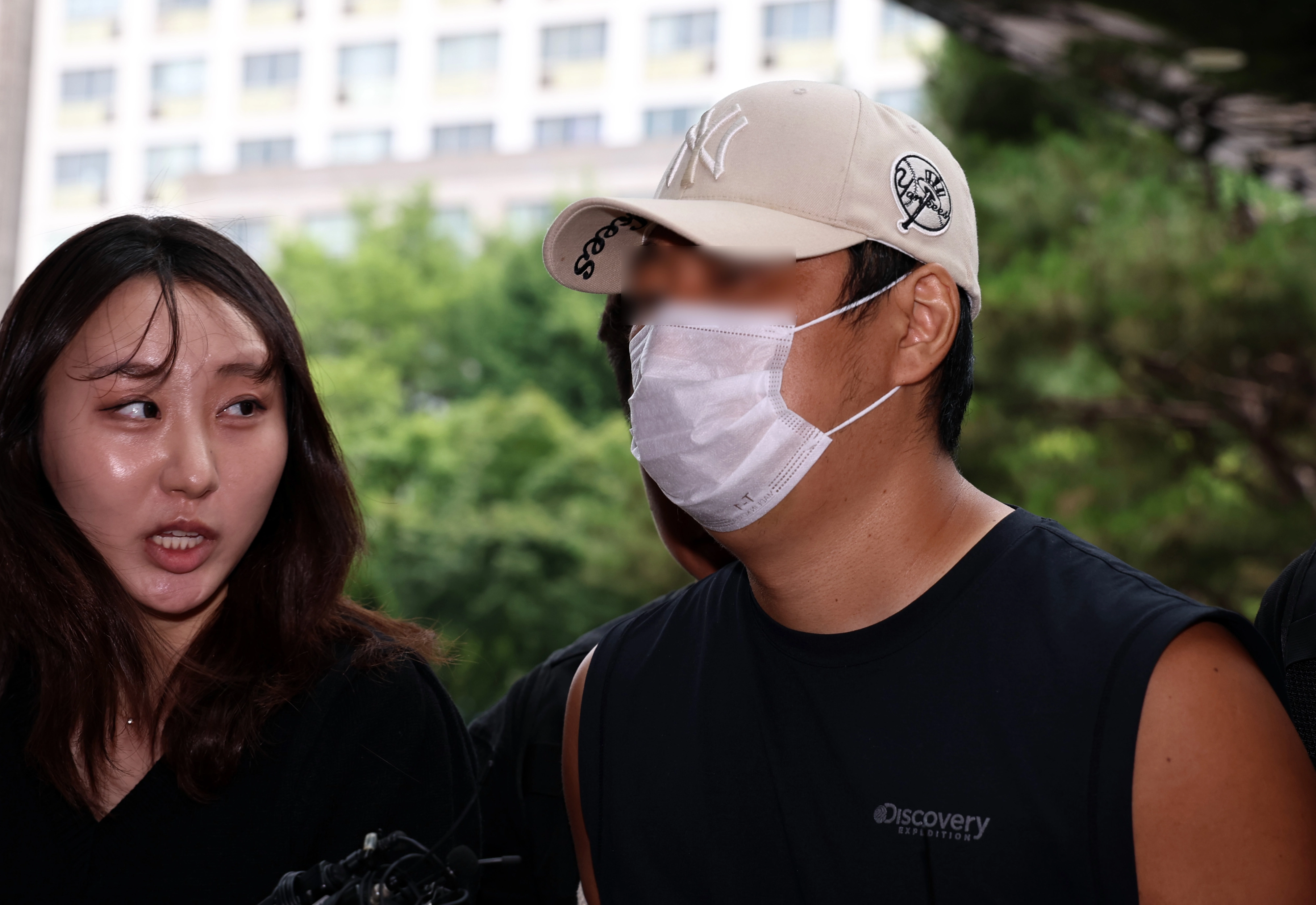 김포서 부모·형 살해한 30대, 구속 갈림길  부모와 형 등 자신의 가족 3명을 살해한 30대 남성 A씨가 13일 오후 경기 부천시 인천지방법원 부천지원에서 열린 구속 전 피의자 심문(영장실질심사)에 출석하고 있다. A씨는 지난 10일 오전 김포시 하성면 단독주택에서 60∼70대 부모와 30대 형 등 3명을 흉기로 찔러 살해한 혐의를 받고 있다. 2025.7.13/뉴스1