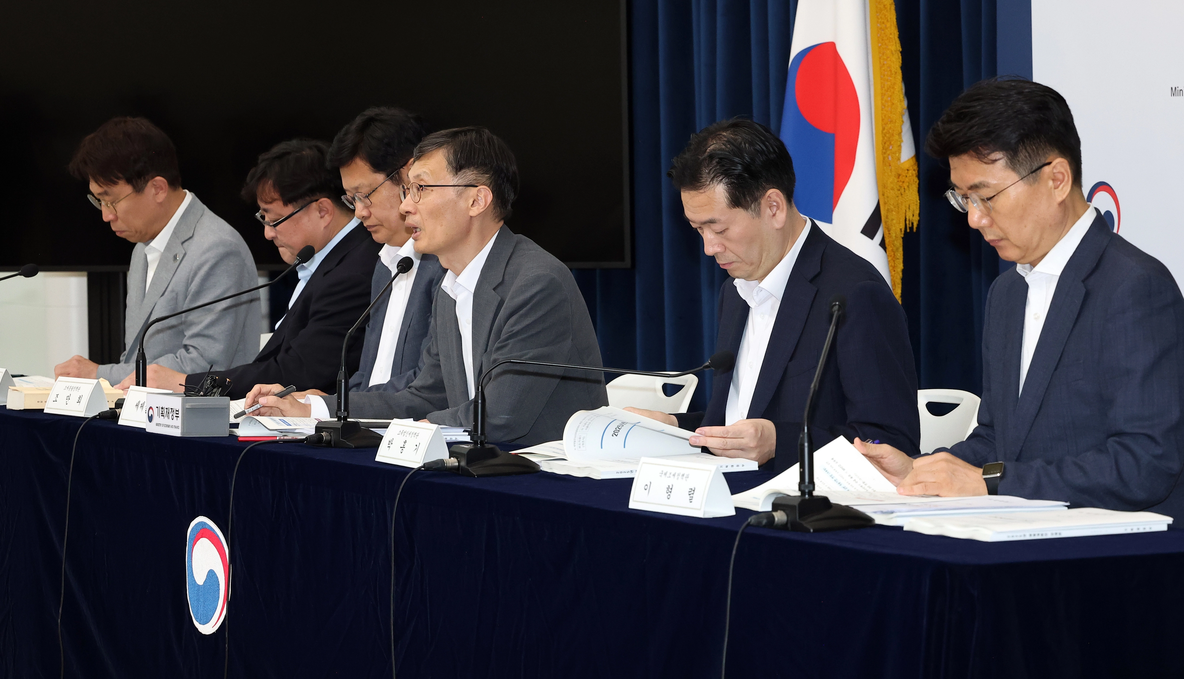 박금철(오른쪽 세 번째) 기획재정부 세제실장이 지난달 29일 정부세종청사 민원동 브리핑실에서 2025 세제 개편안 상세 브리핑을 하고 있다. 오른쪽부터 이형렬 국제조세정책관, 박홍기 소득법인세정책관, 박금철 세제실장. 조만희 조세총괄정책관, 김병철 재산소비세정책관, 최재영 관세정책관. 2025.7.31 세종 연합뉴스