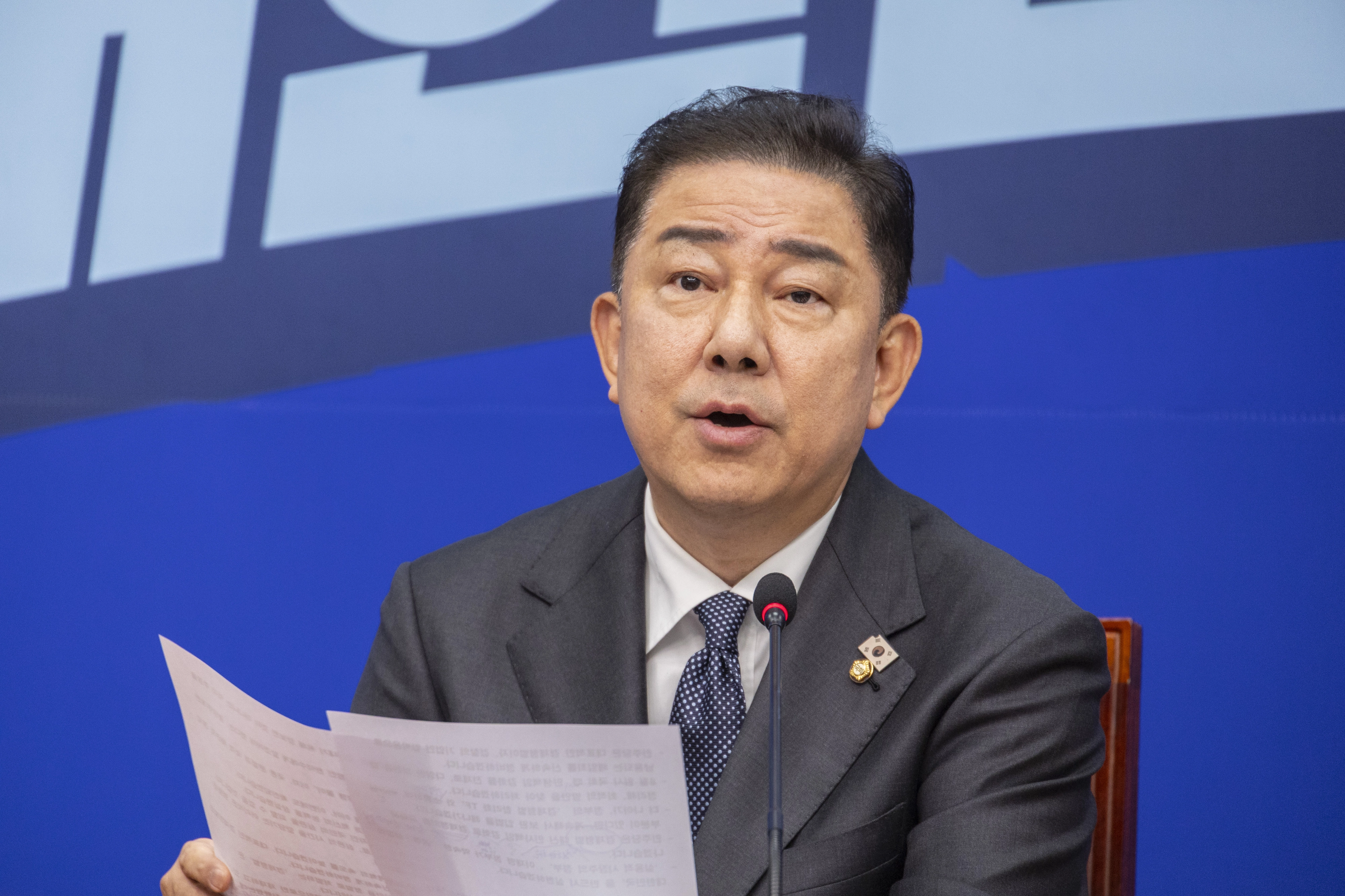 당 대표 선거 하루 앞두고 열린 민주당 최고위원회의  더불어민주당 김병기 당 대표 권한대행 겸 원내대표가 1일 국회에서 열린 최고위원회의에서 발언하고 있다. 2025.8.1 연합뉴스