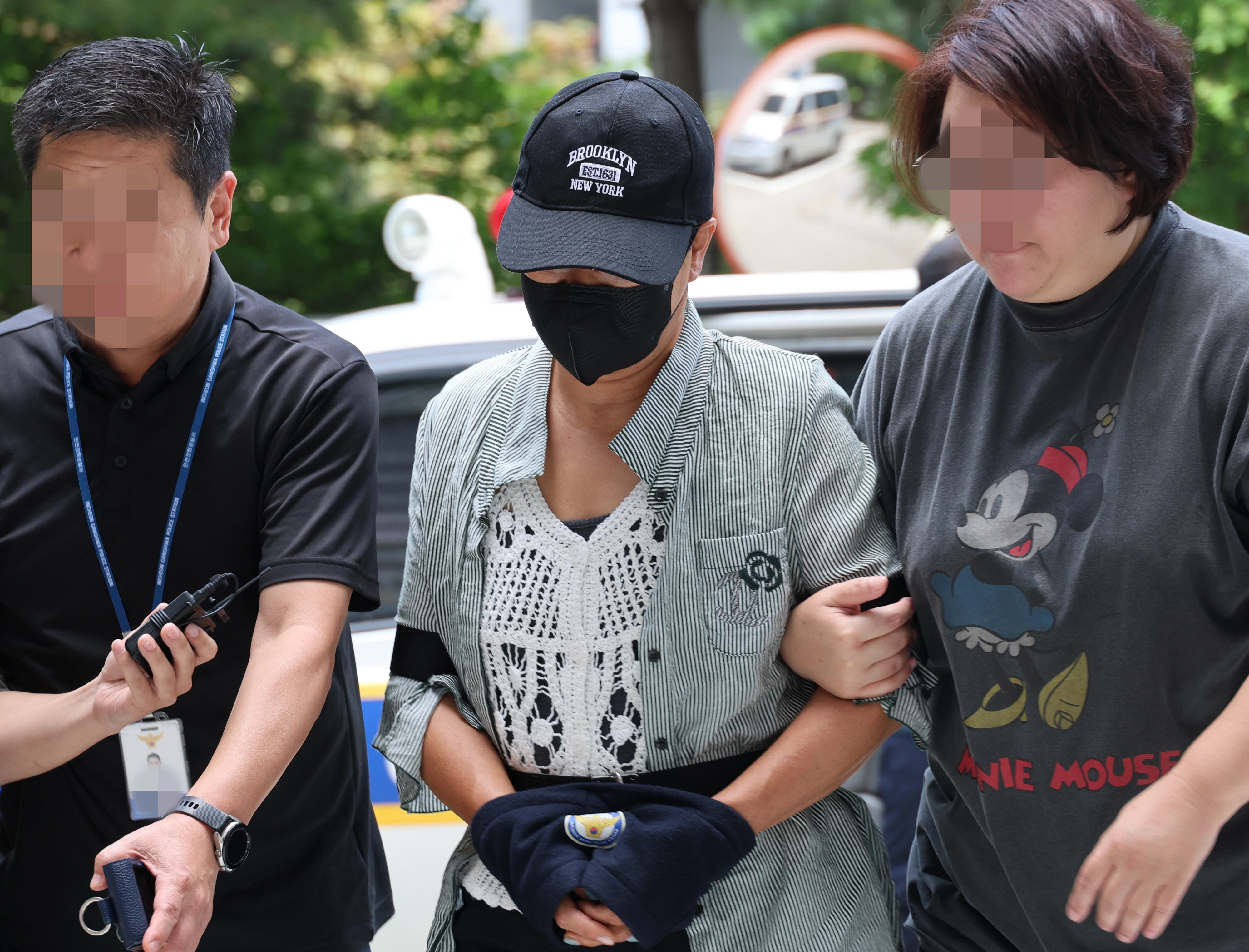 남편 중요부위 절단한 아내 구속심사 출석  남편의 신체 중요 부위를 절단해 살해하려 한 혐의를 받는 50대 여성이 2일 구속 전 피의자 심문(영장실질심사)이 열리는 인천지법에 들어서고 있다. 2025.8.2 연합뉴스