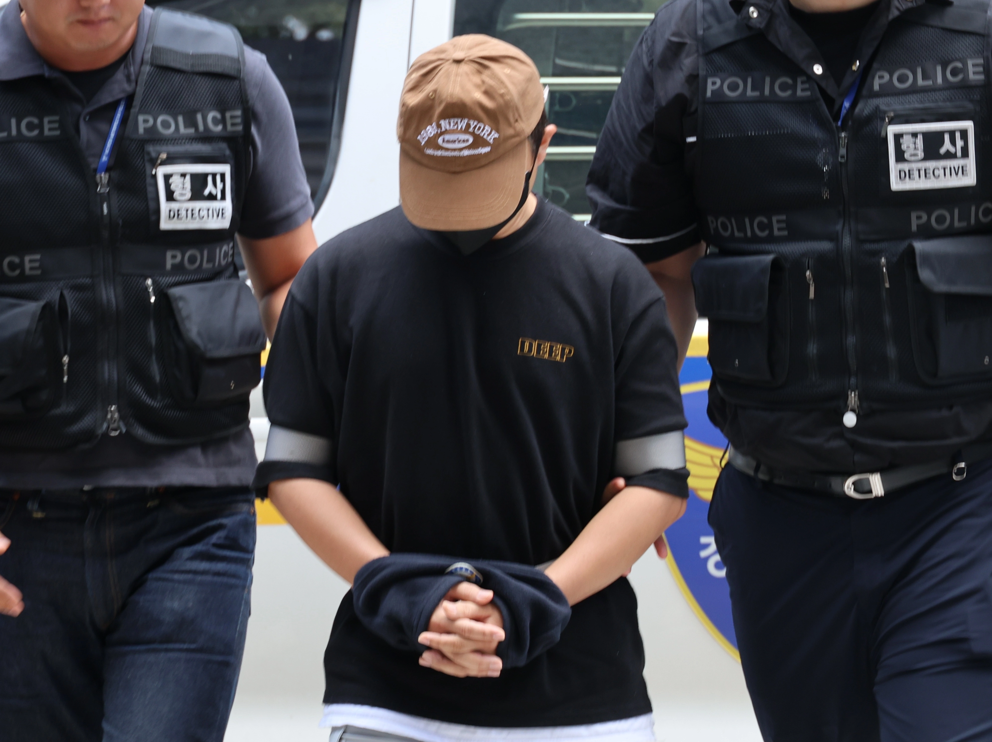 남편 중요부위 절단한 아내 범행에 가담한 사위 구속심사  남편의 신체 중요 부위를 절단한 50대 여성의 범행에 가담한 30대 사위가 2일 구속 전 피의자 심문(영장실질심사)이 열리는 인천지법에 들어서고 있다. 2025.8.2 연합뉴스