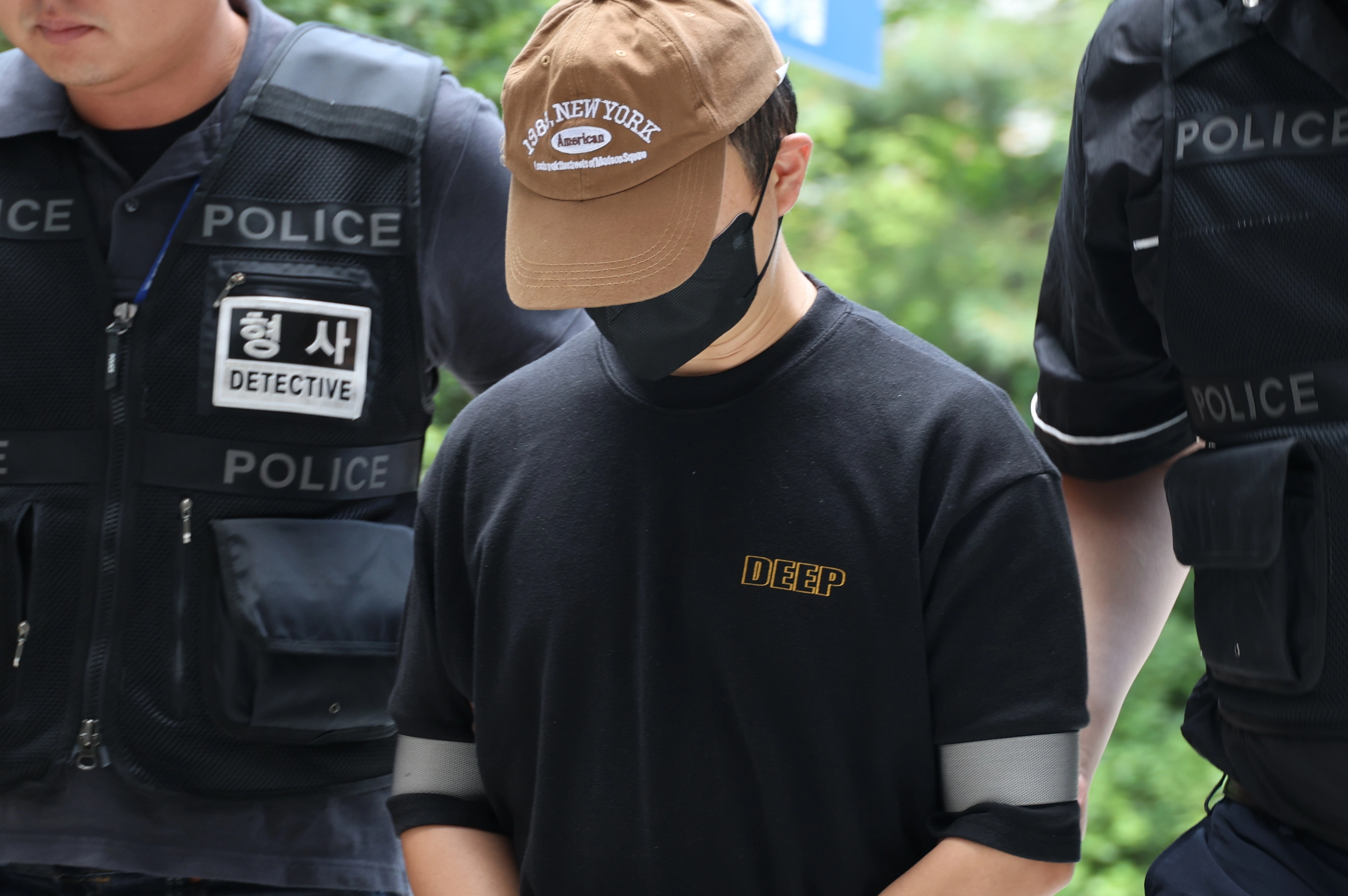 남편 중요부위 절단한 아내 범행에 가담한 사위 구속심사  남편의 신체 중요 부위를 절단한 50대 여성의 범행에 가담한 30대 사위가 2일 구속 전 피의자 심문(영장실질심사)이 열리는 인천지법에 들어서고 있다. 2025.8.2 연합뉴스