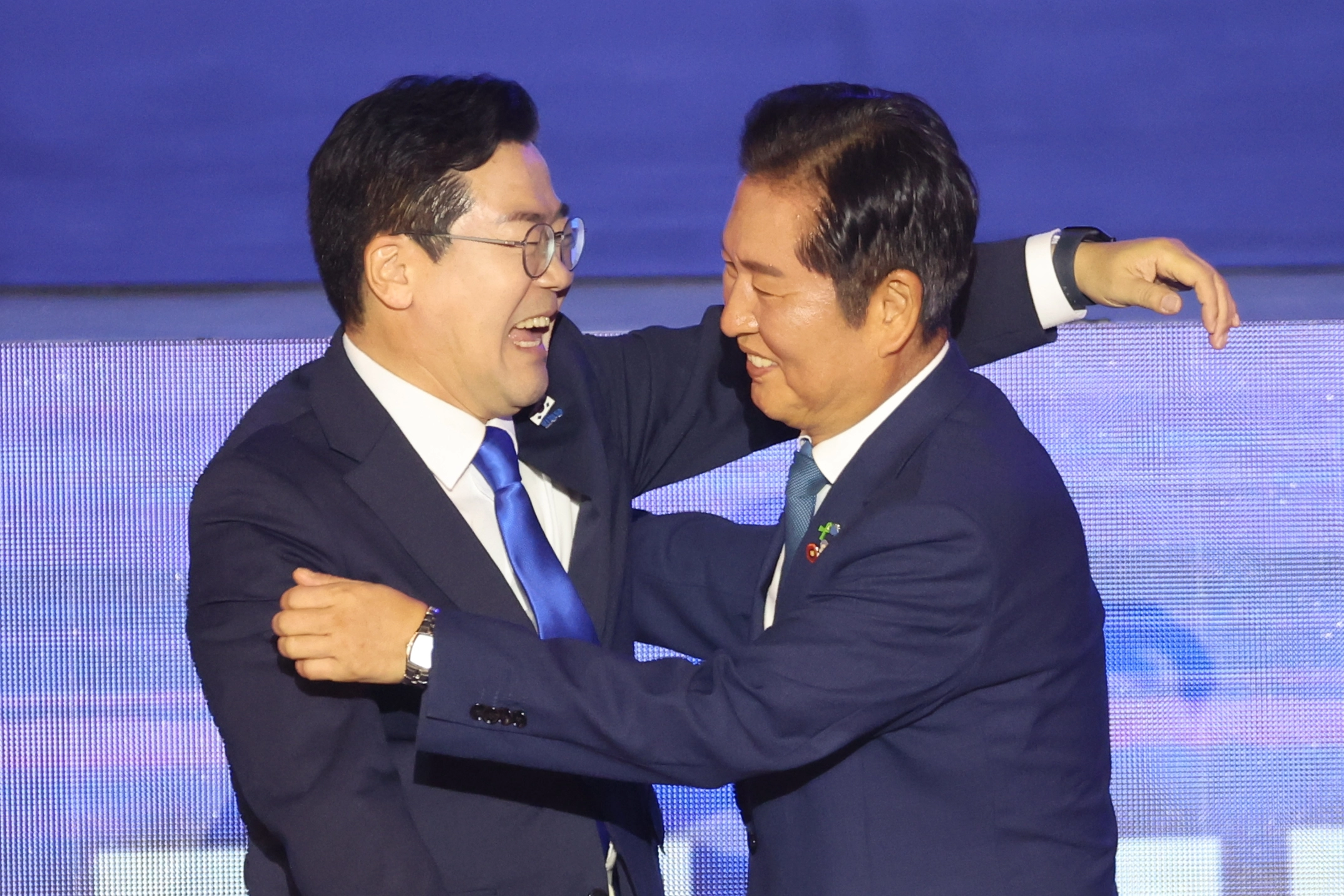 정청래 더불어민주당 신임 당대표가 2일 고양 킨텍스에서 열린 전국당원대회에서 박찬대 후보와 포옹하고 있다. 2025.8.2 연합뉴스
