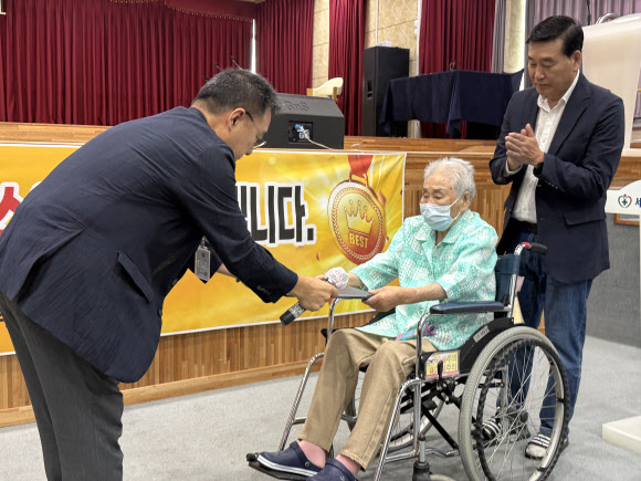 2일 오전 광주 동구 한 요양병원에서 일제 강제동원 피해자 양금덕 할머니(94)가 국민훈장 모란장을 받고 있다. 2025.8.2. 국가인권위원회광주사무소제공