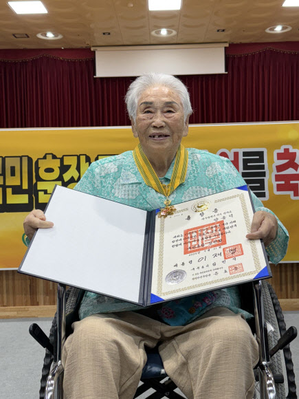2일 오전 광주 동구 한 요양병원에서 일제 강제동원 피해자 양금덕 할머니(94)가 국민훈장 모란장을 받은 뒤 기념사진을 찍고 있다. 2025.8.2. 국가인권위원회광주사무소제공