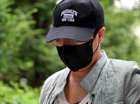 남편의 신체 중요 부위를 절단해 살해하려 한 혐의를 받는 50대 여성이 2일 구속 전 피의자 심문(영장실질심사)이 열리는 인천지법에 들어서고 있다. 2025.8.2. 연합뉴스